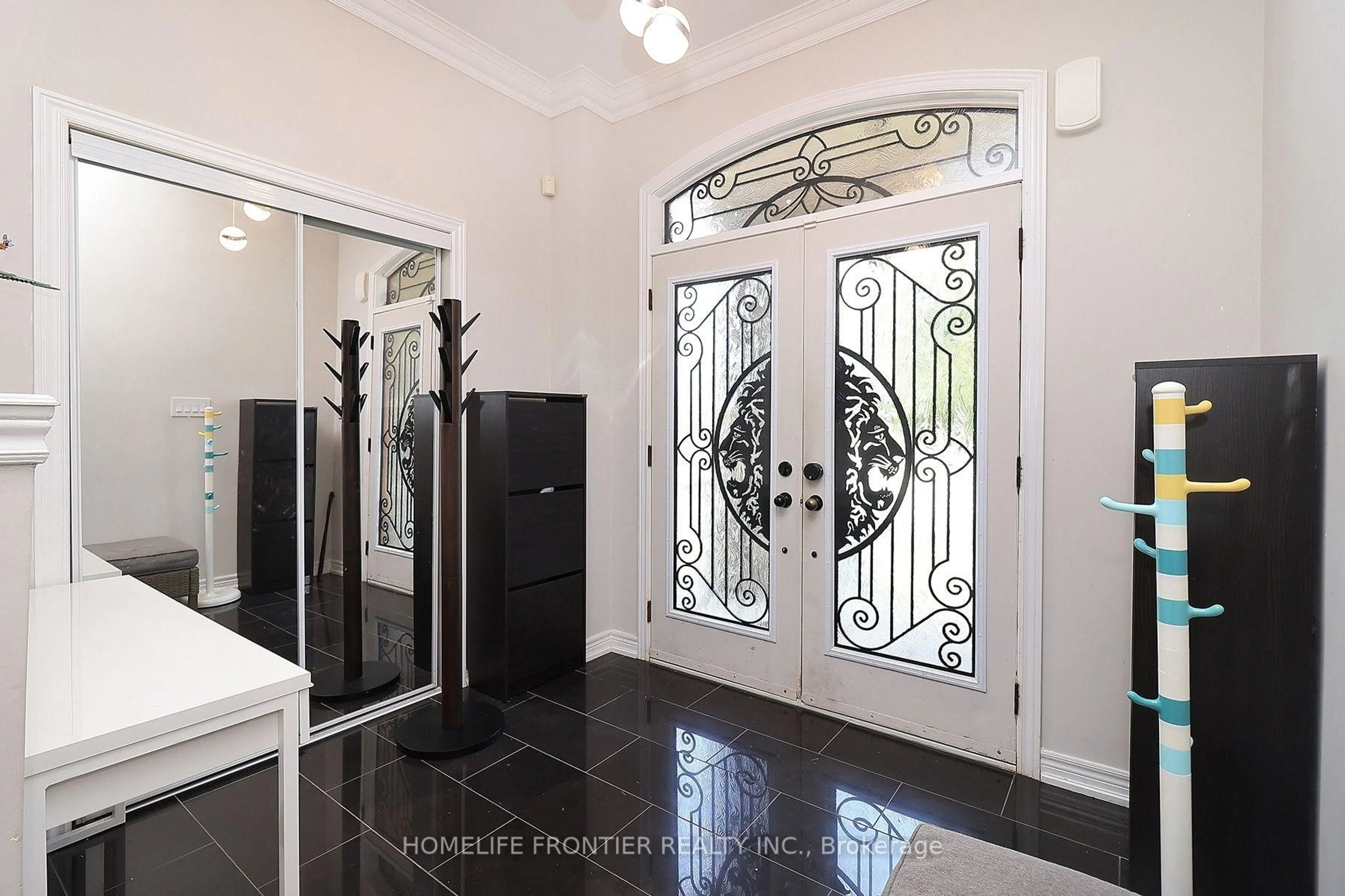 Indoor entryway for 56 Twin Hills Cres, Vaughan Ontario L4H 0G7