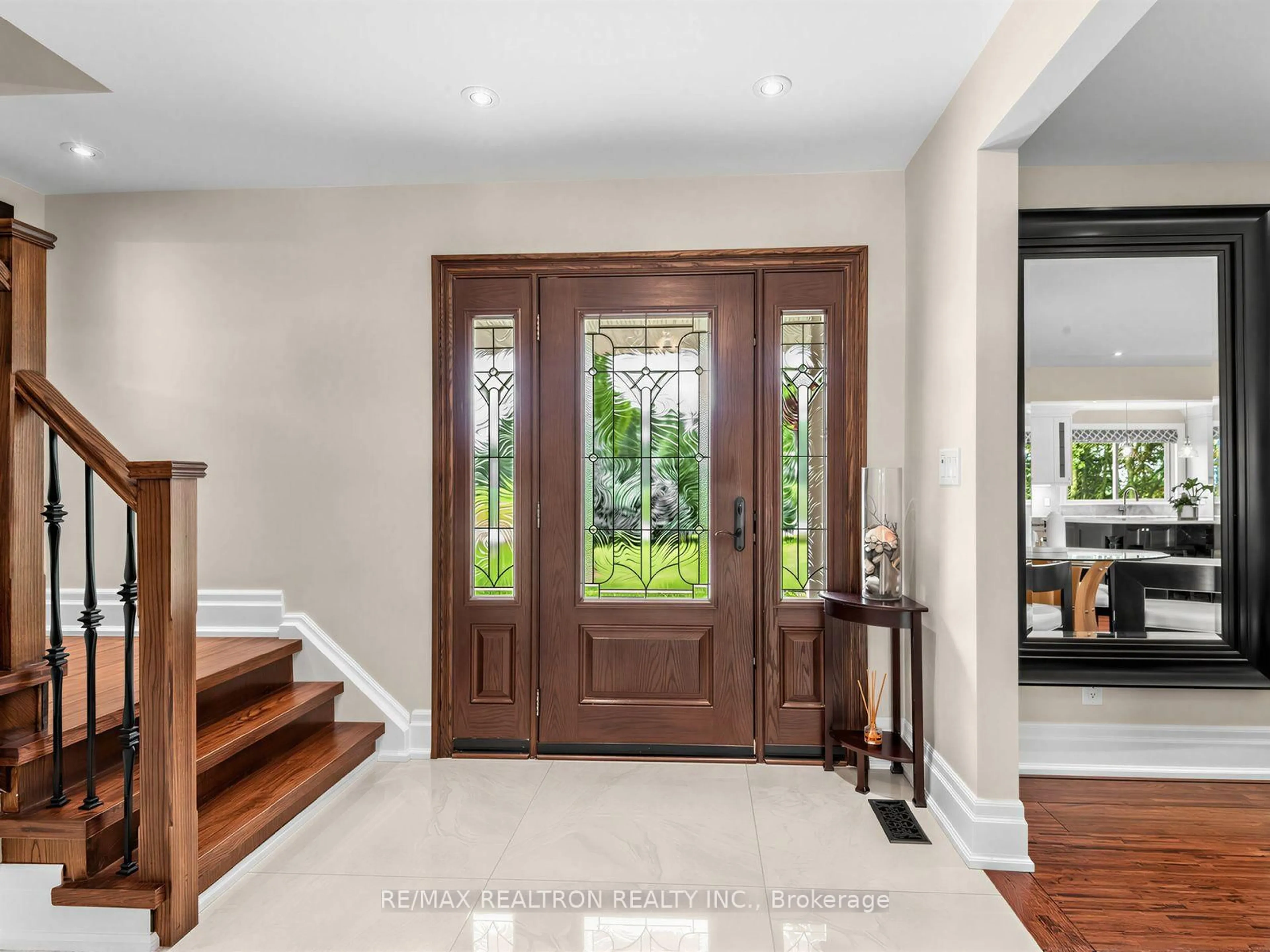 Indoor entryway for 71 Fletcher St, Bradford West Gwillimbury Ontario L3Z 1M1
