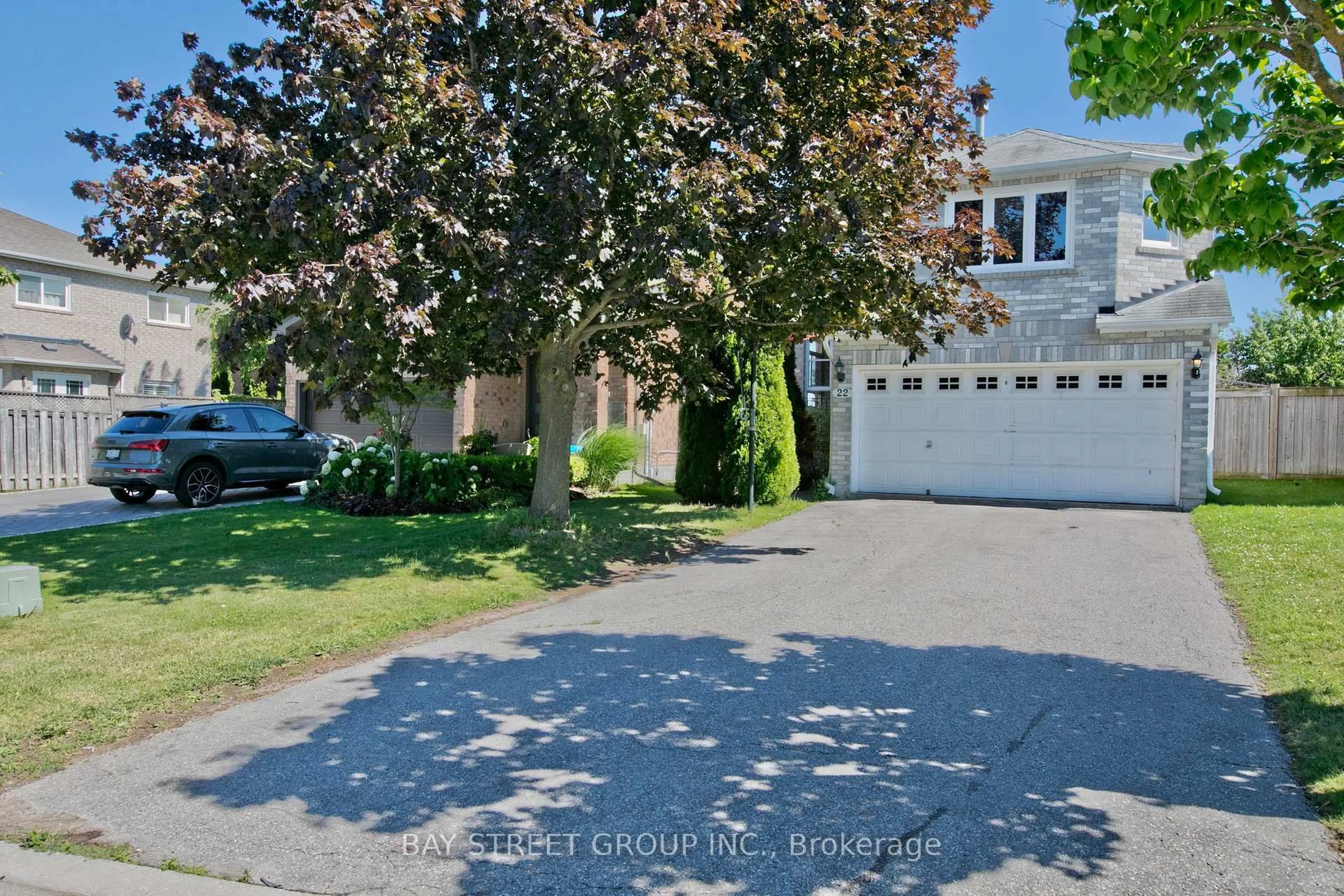 A pic from outside/outdoor area/front of a property/back of a property/a pic from drone, street for 22 Taos Crt, Richmond Hill Ontario L4C 0G5