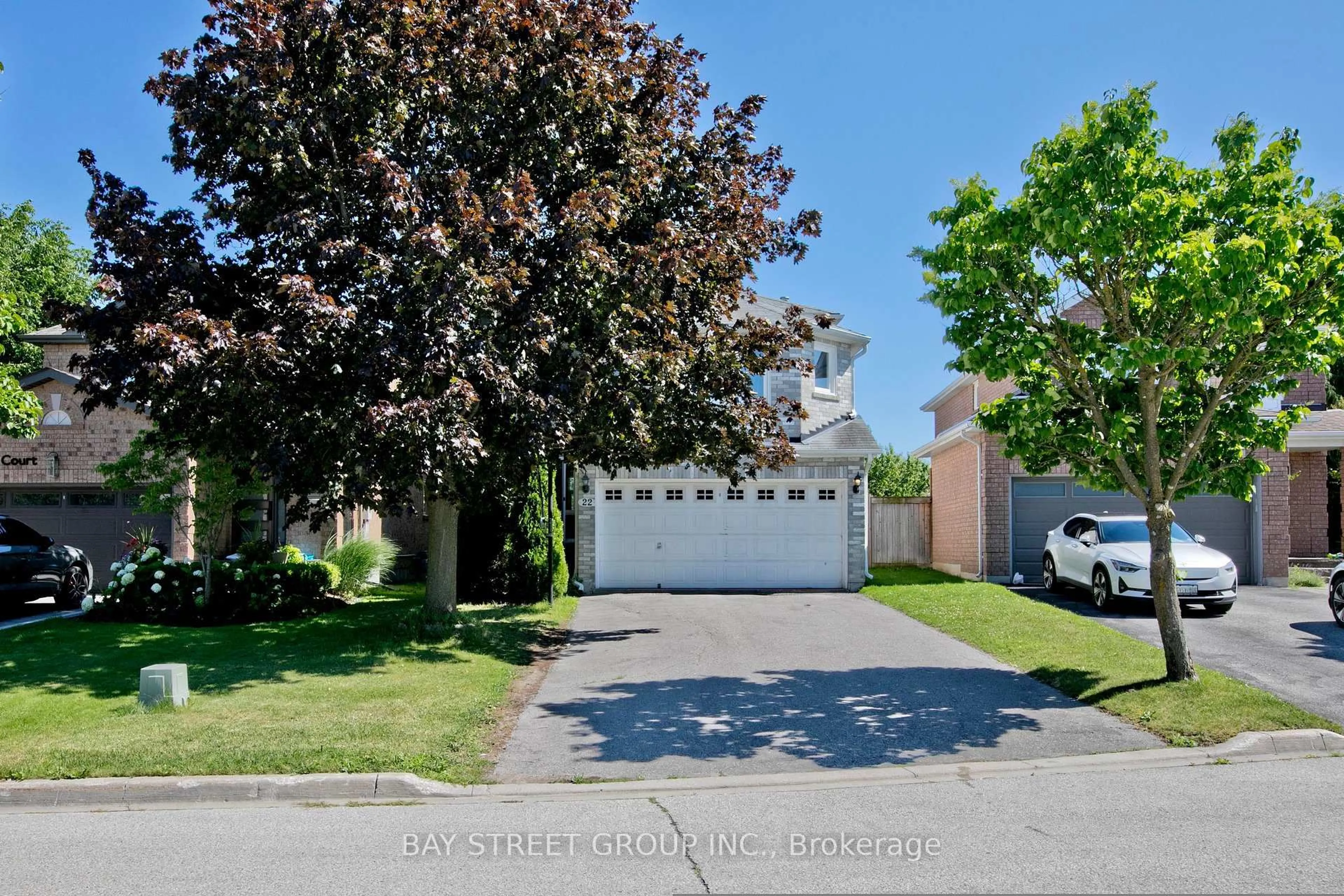 A pic from outside/outdoor area/front of a property/back of a property/a pic from drone, street for 22 Taos Crt, Richmond Hill Ontario L4C 0G5