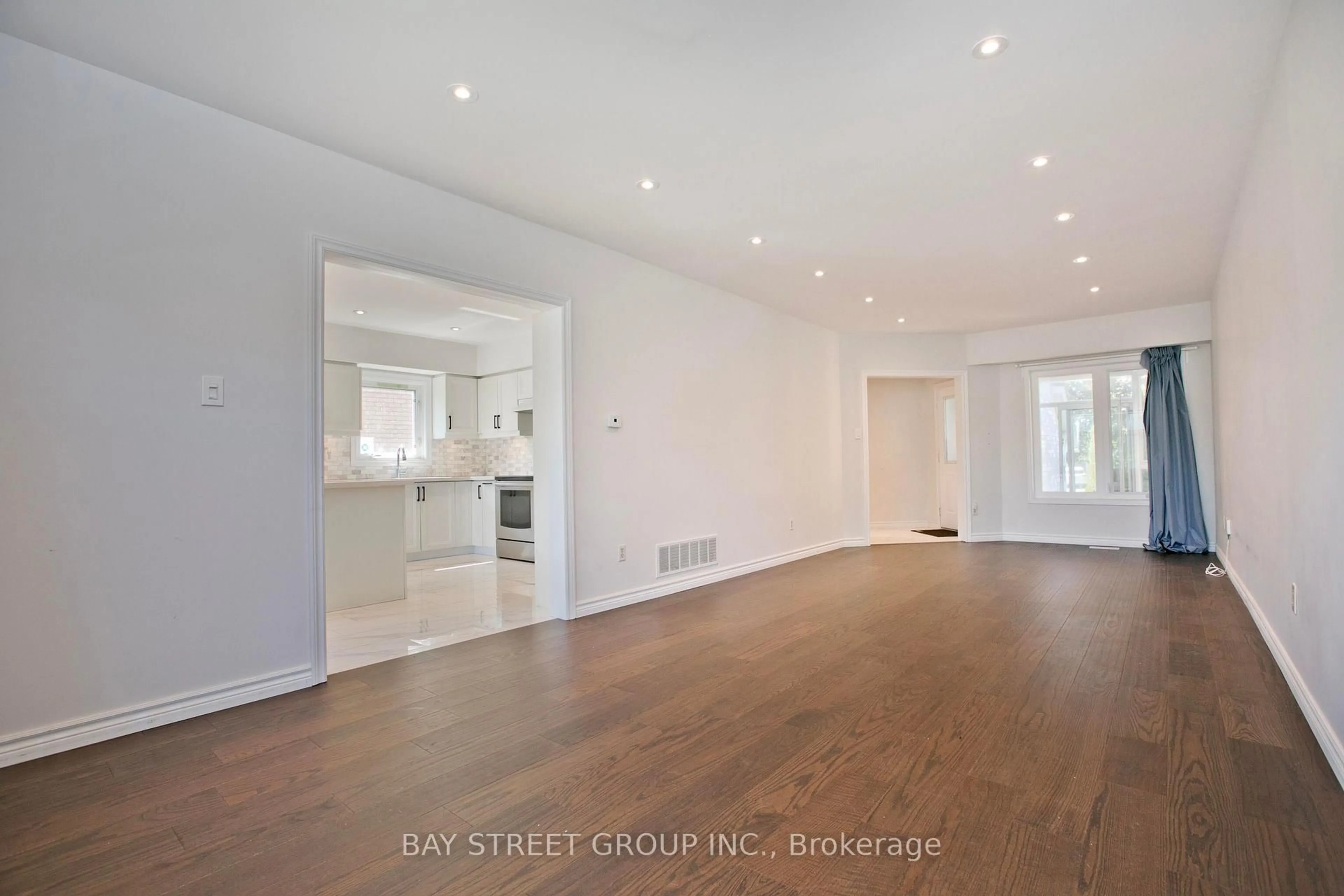 Open concept kitchen, unknown for 22 Taos Crt, Richmond Hill Ontario L4C 0G5