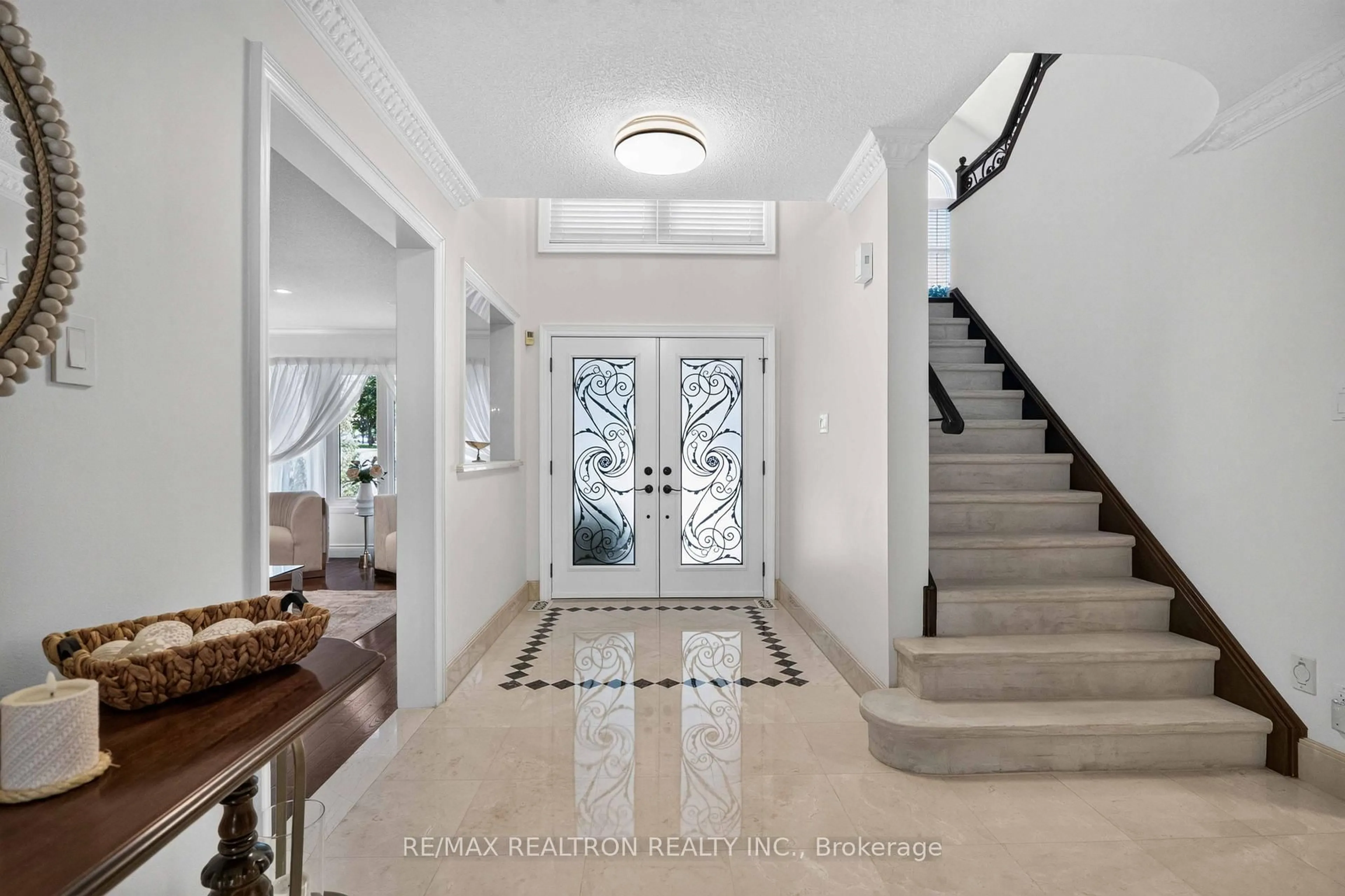Indoor foyer for 763 Hollander Rd, Newmarket Ontario L3Y 8H5