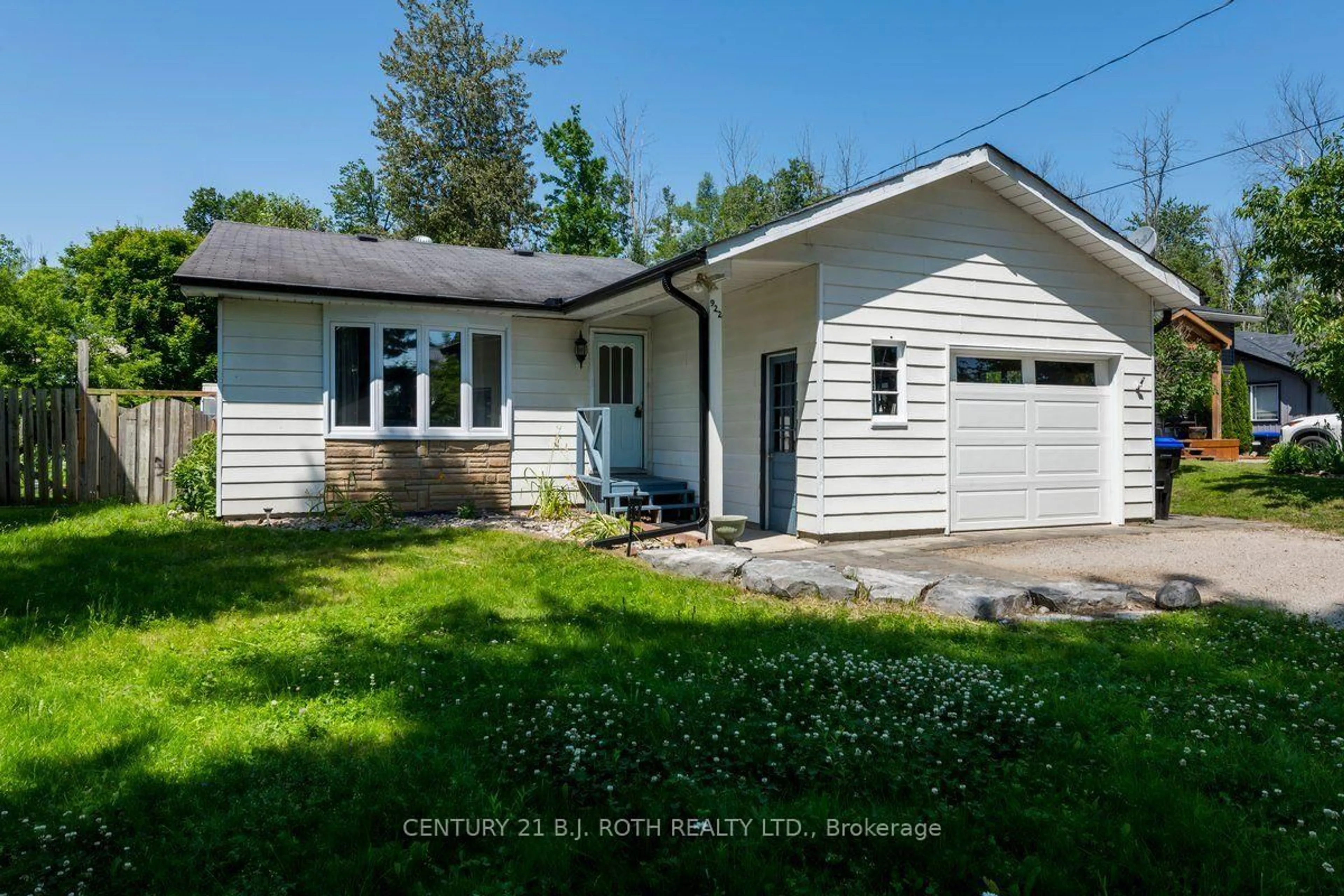 Home with vinyl exterior material, street for 922 Elizabeth Ave, Innisfil Ontario L0L 1W0