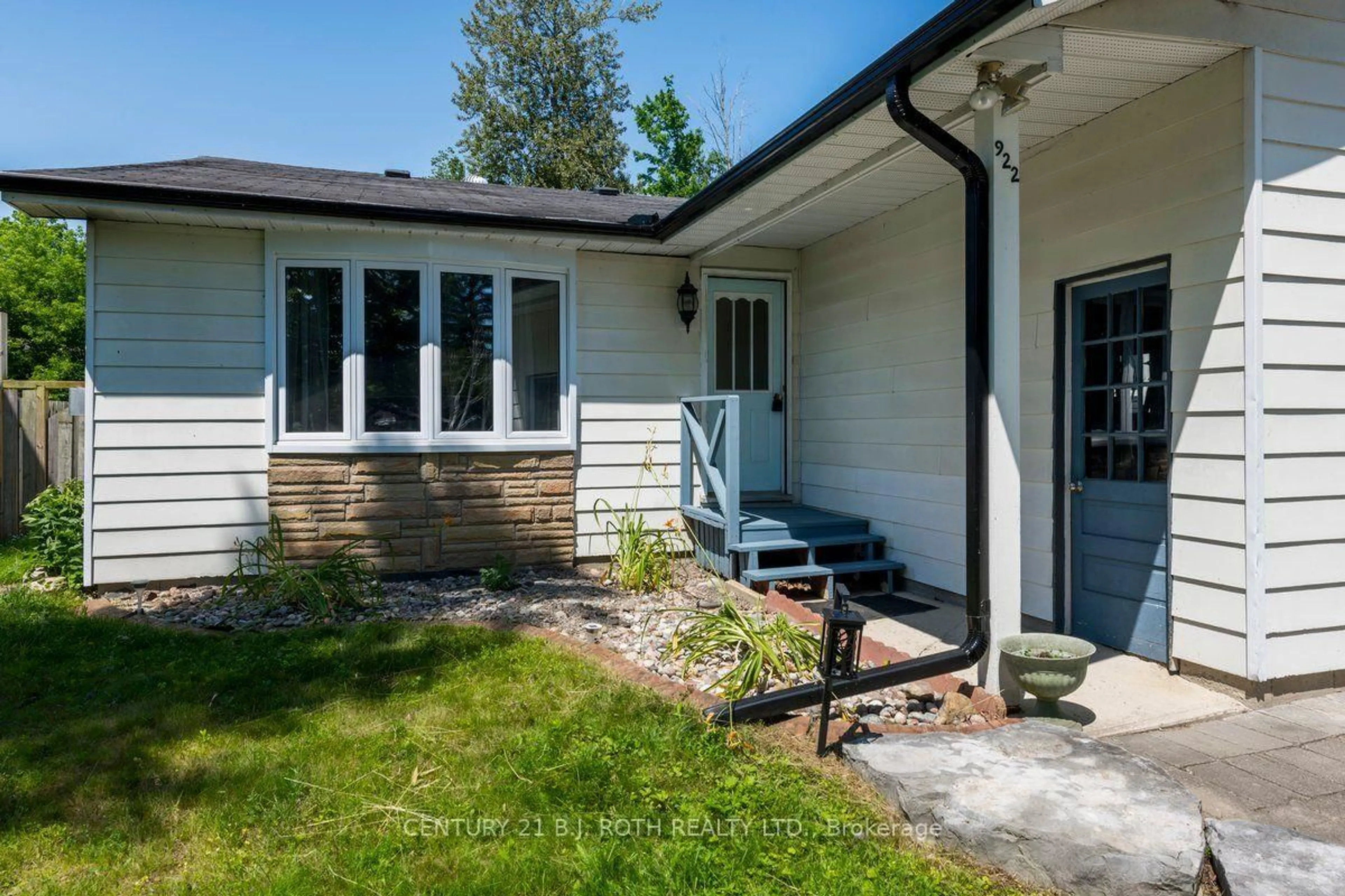 Home with vinyl exterior material, street for 922 Elizabeth Ave, Innisfil Ontario L0L 1W0