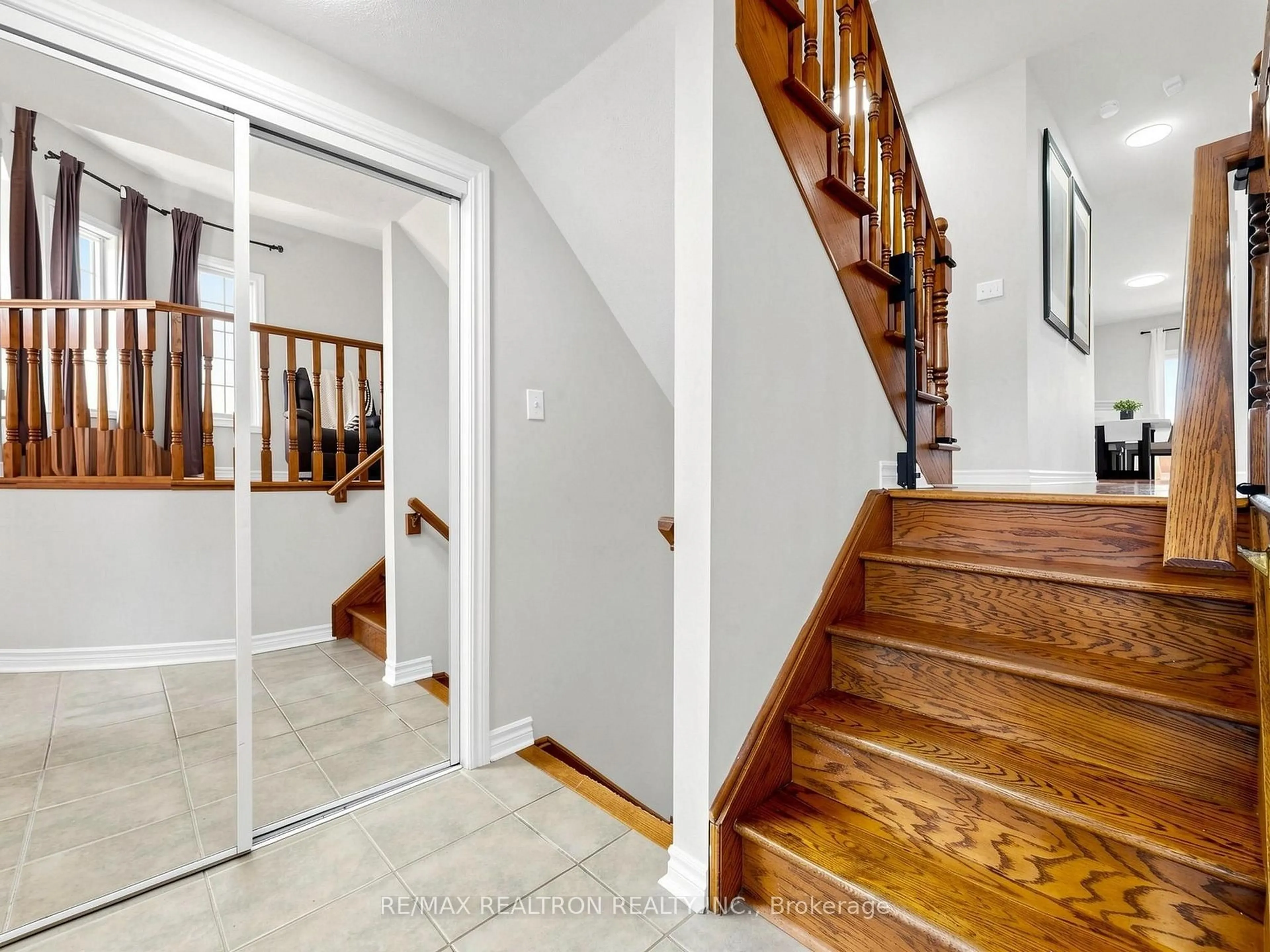 Indoor entryway for 134 Humberland Dr, Richmond Hill Ontario L4E 3Y7