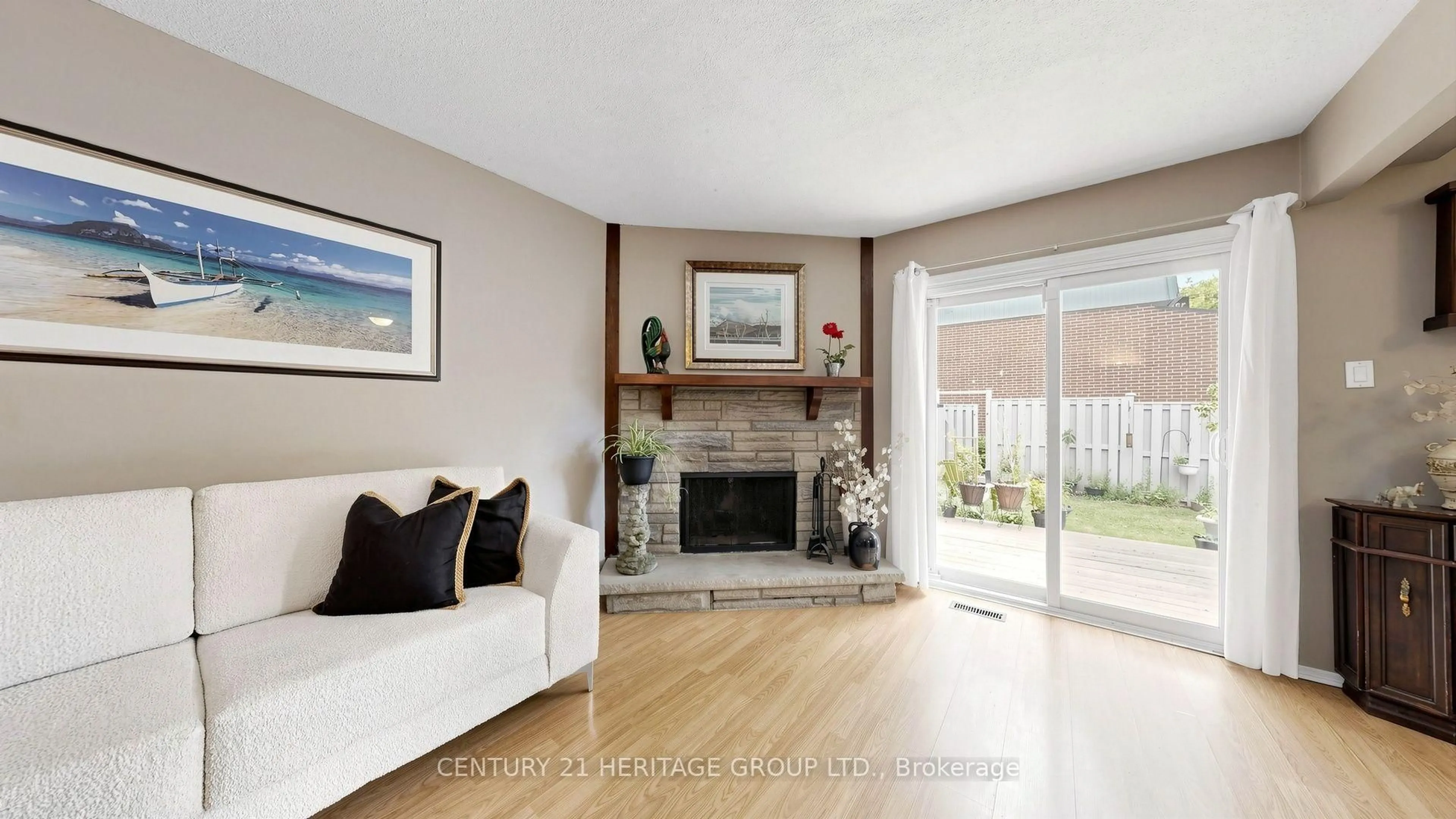 Living room with furniture, unknown for 27 Dunkeld Way, Markham Ontario L3T 4Y8