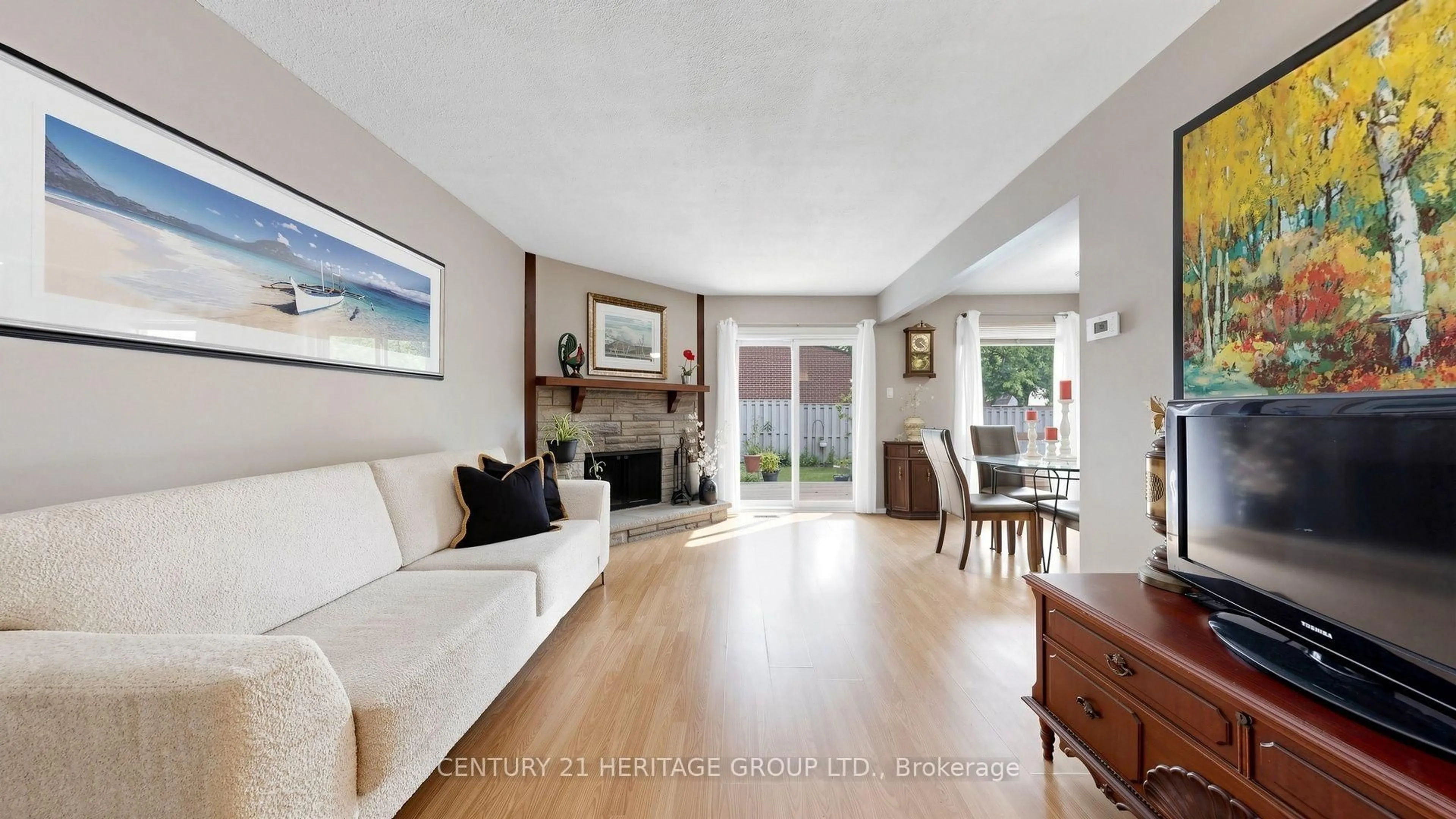 Living room with furniture, unknown for 27 Dunkeld Way, Markham Ontario L3T 4Y8