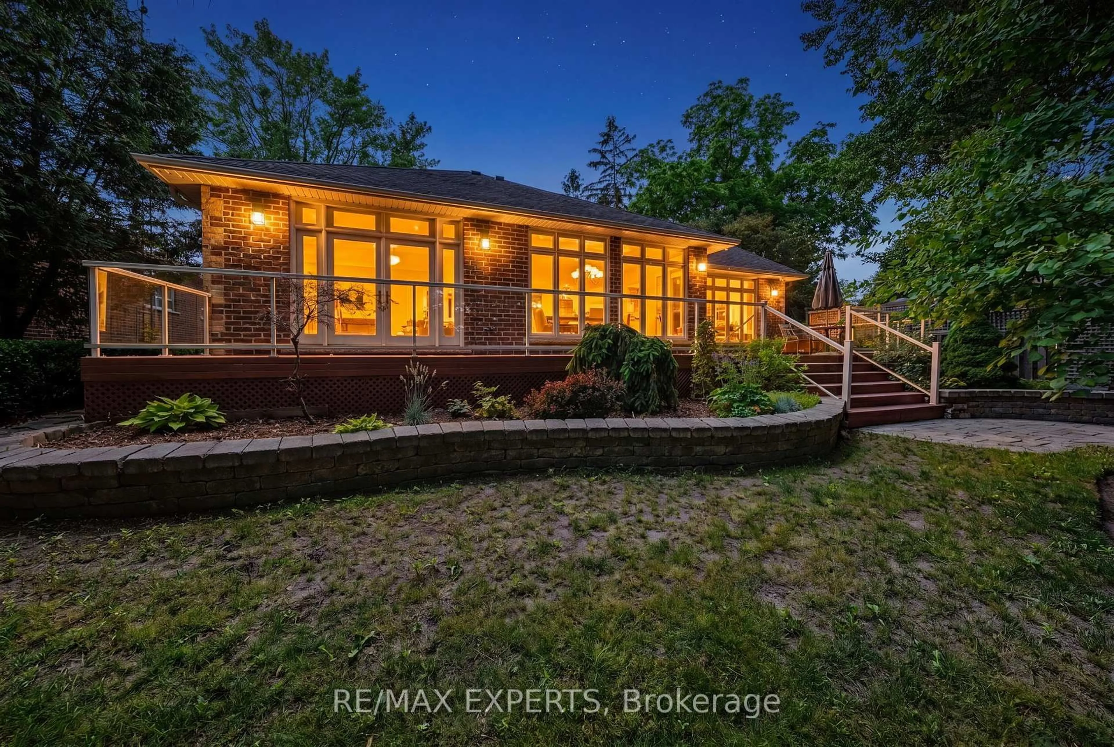 A pic from outside/outdoor area/front of a property/back of a property/a pic from drone, street for 91 Napier St, Vaughan Ontario L0J 1C0