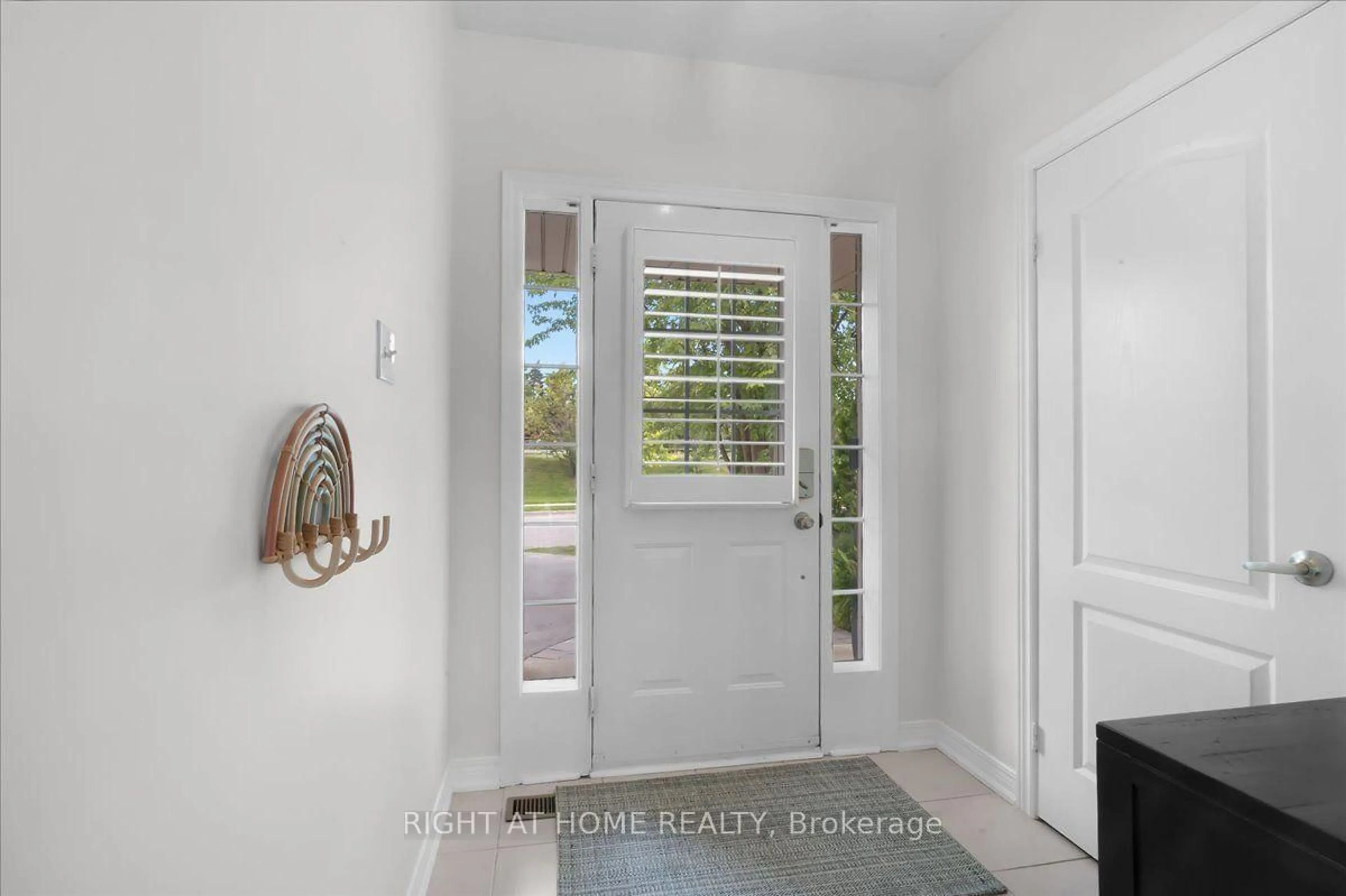 Indoor entryway for 171 Burgess Cres, Newmarket Ontario L3X 2T9