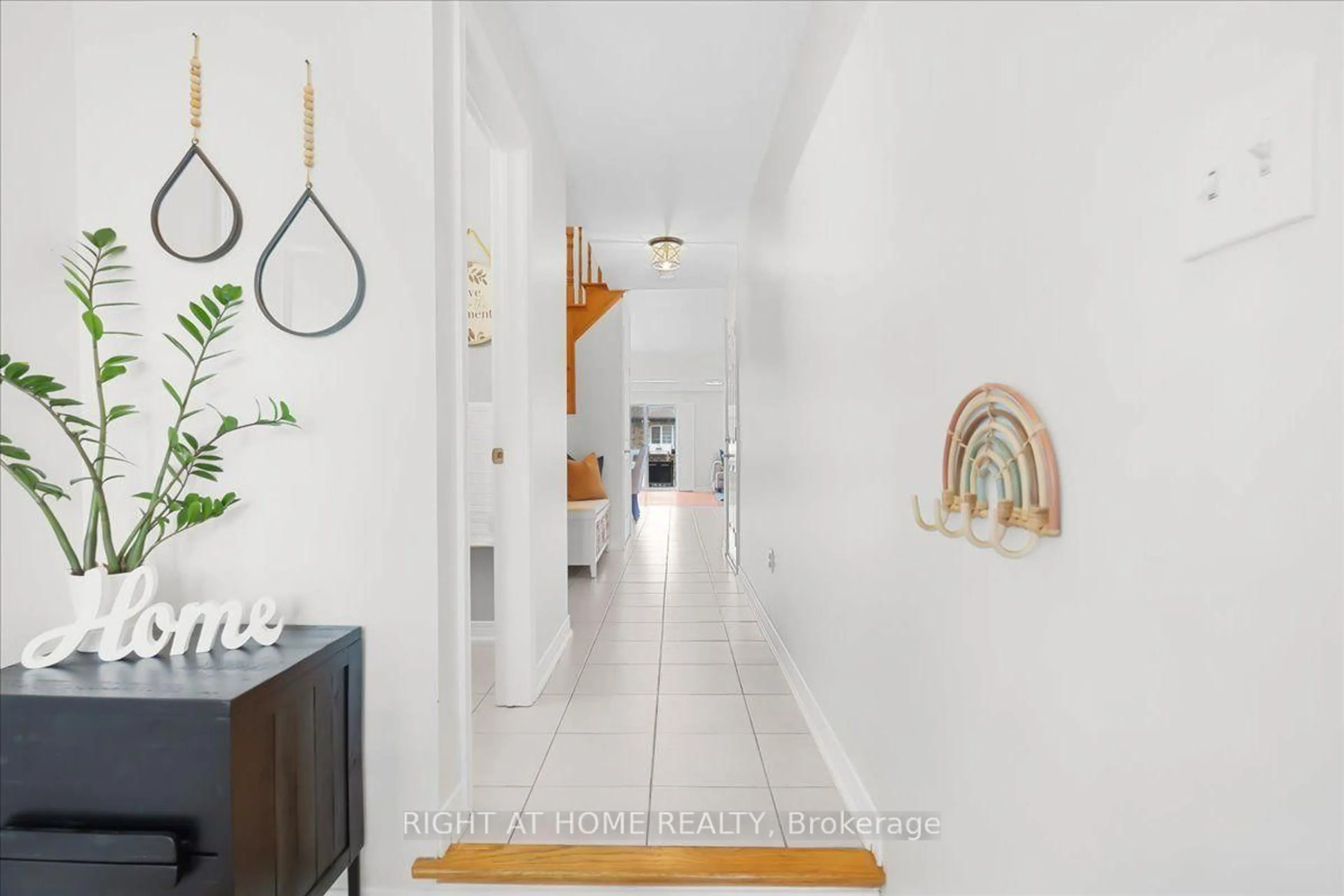 Indoor entryway for 171 Burgess Cres, Newmarket Ontario L3X 2T9