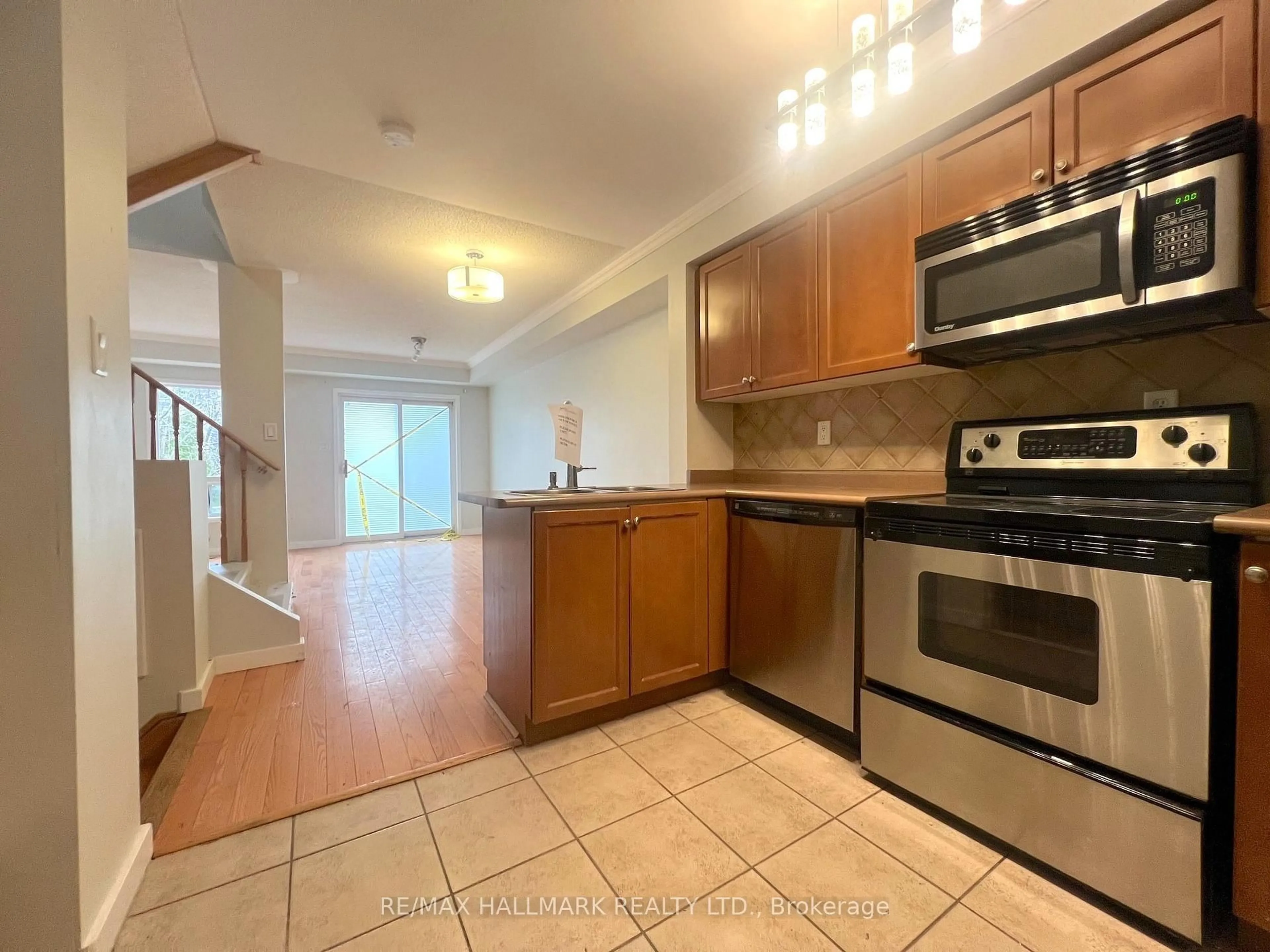 Standard kitchen, unknown for 33 Lodgeway Dr, Vaughan Ontario L6A 3S6