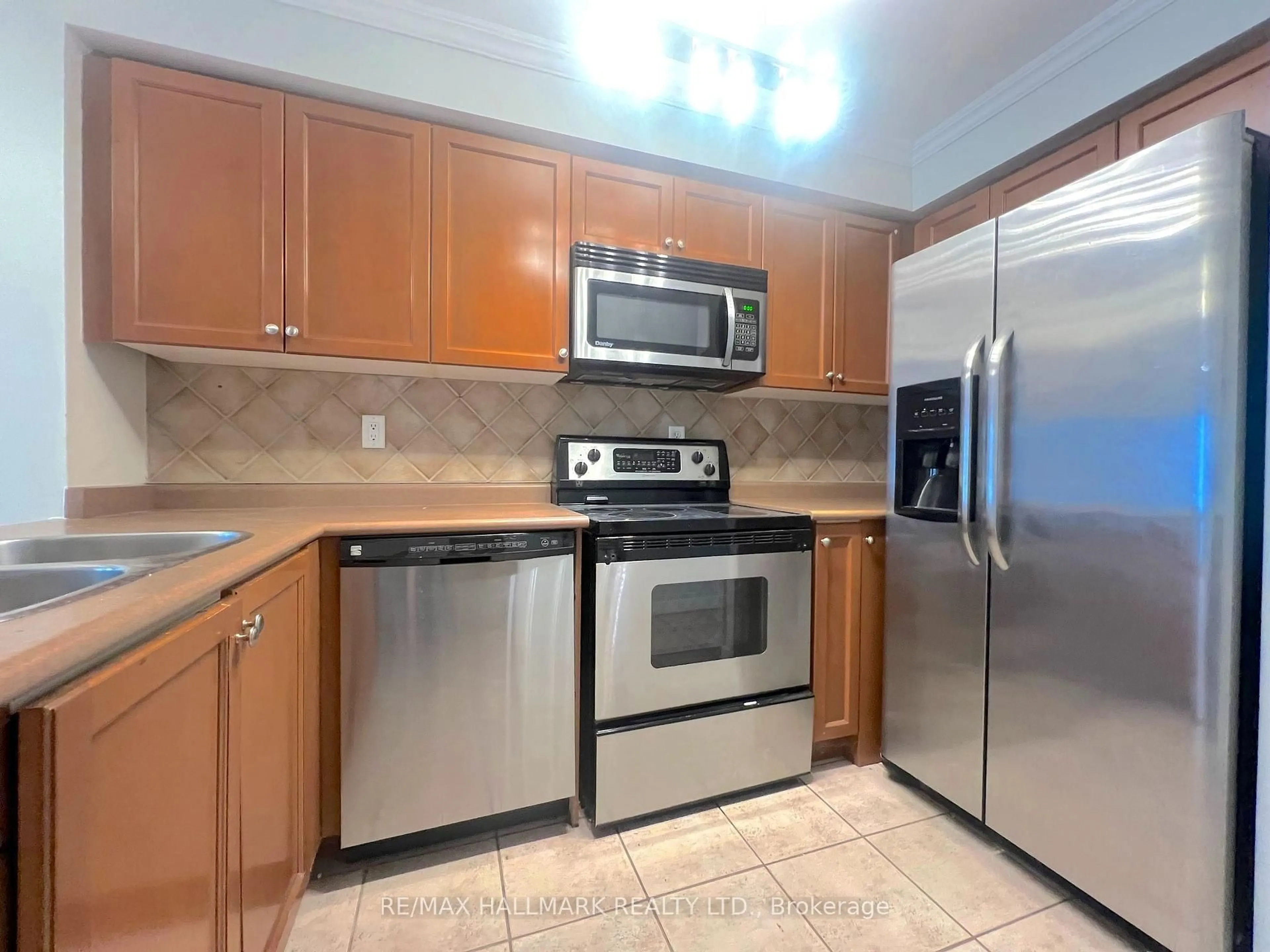 Standard kitchen, unknown for 33 Lodgeway Dr, Vaughan Ontario L6A 3S6
