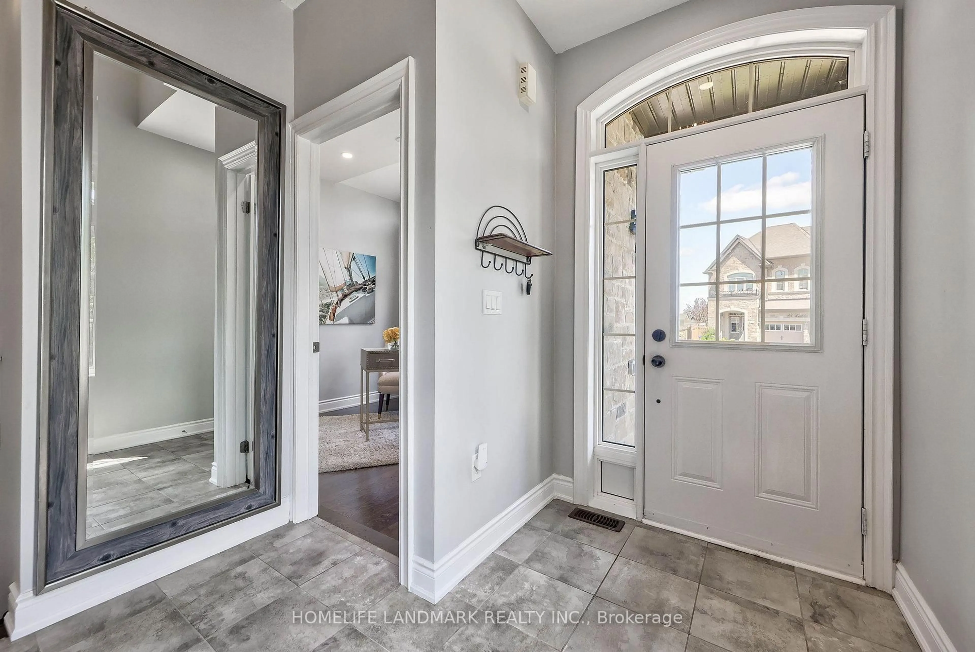 Indoor entryway for 62 Ladder Cres, East Gwillimbury Ontario L9N 0N8