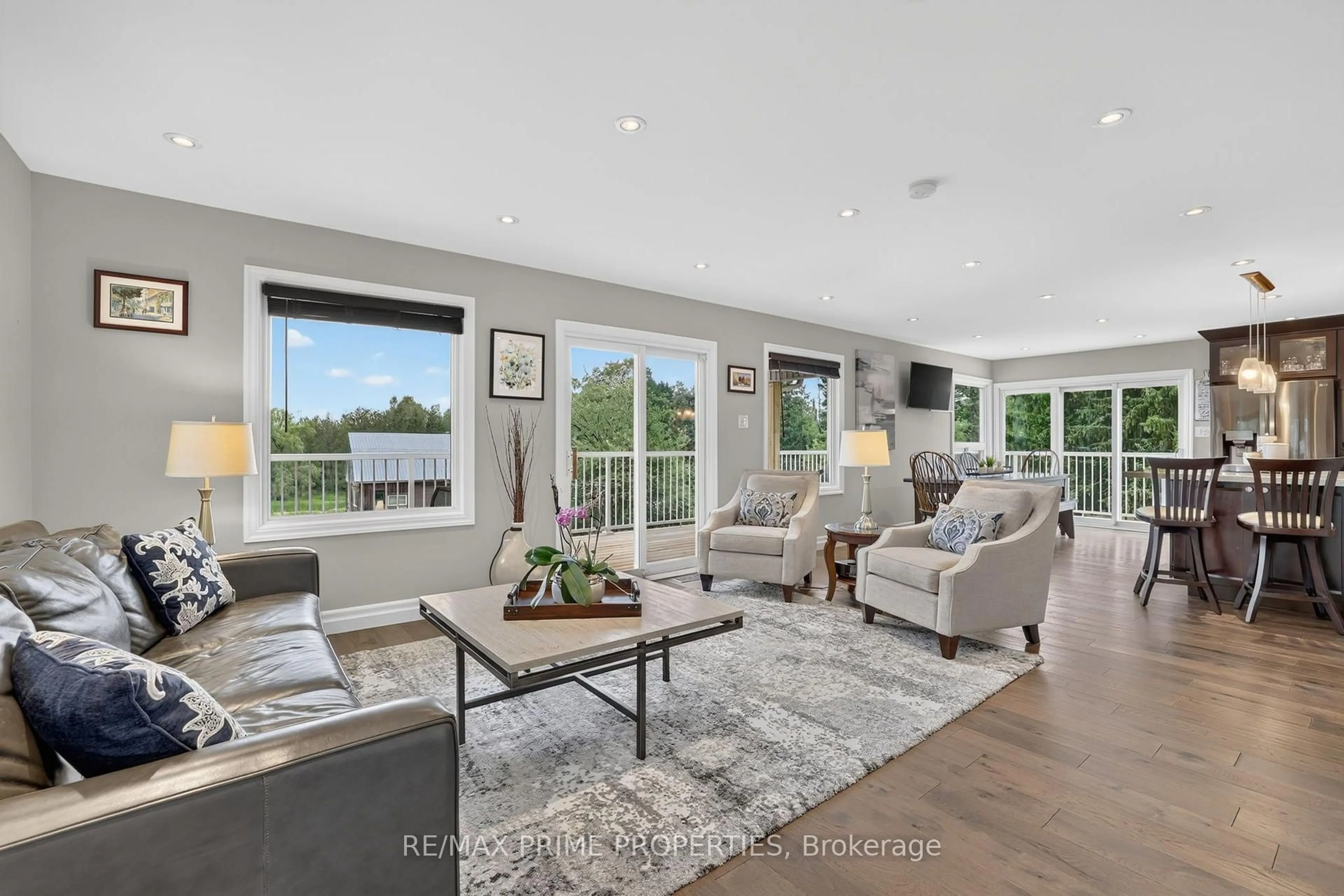 Living room with furniture, unknown for 8538 Old Shiloh Rd, Georgina Ontario L0E 1N0