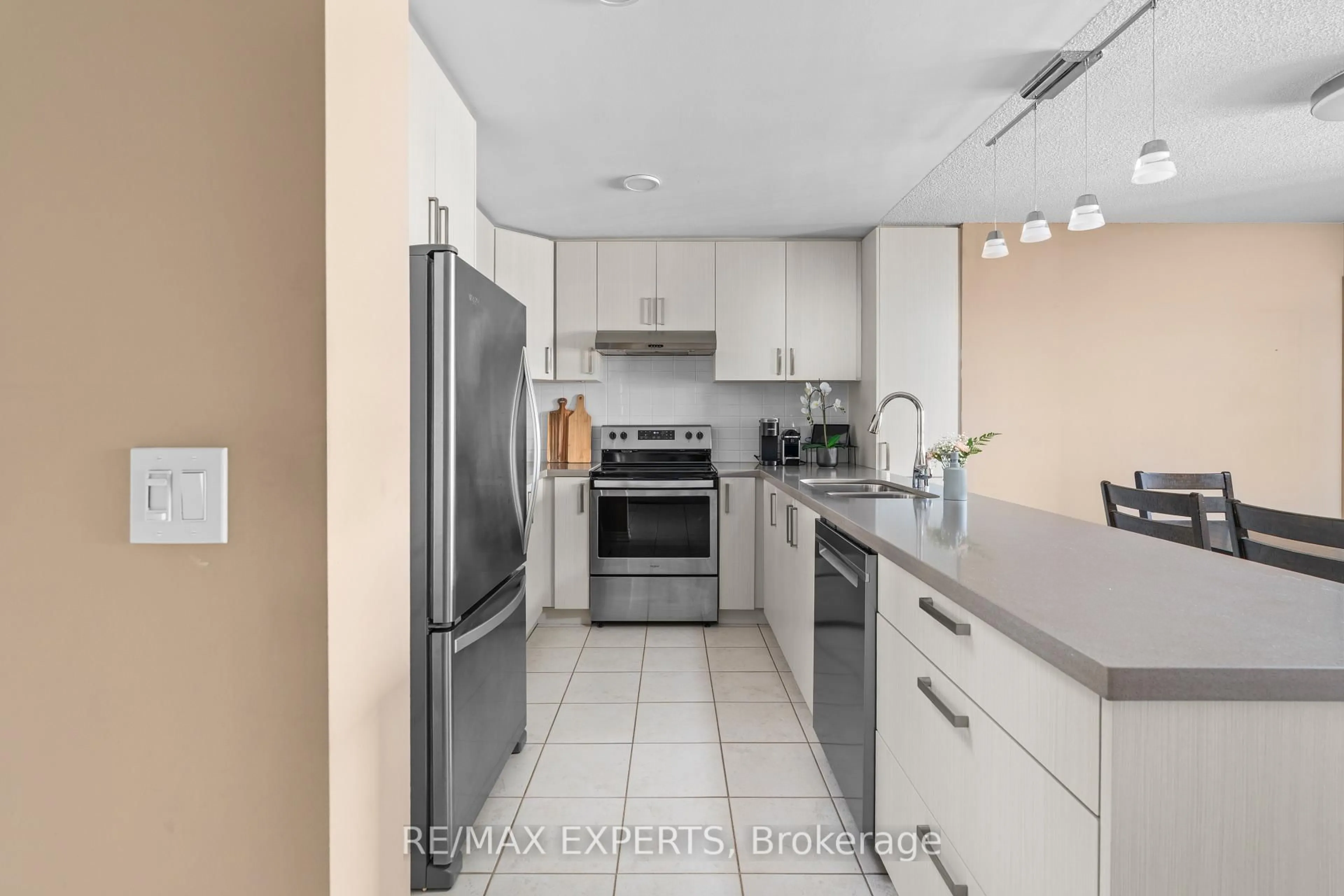Standard kitchen, unknown for 8026 Kipling Ave #202, Vaughan Ontario L4L 2A1