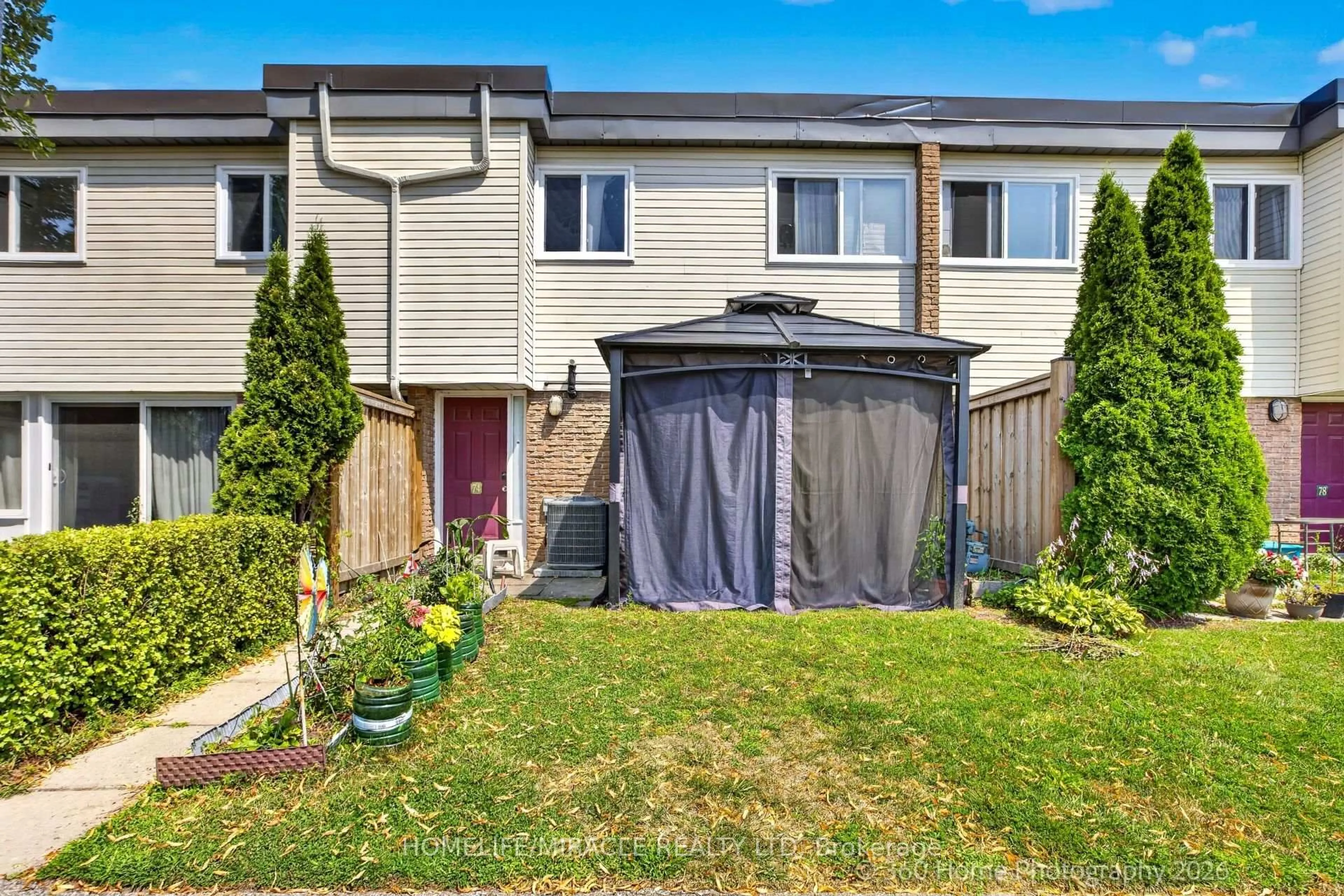 A pic from outside/outdoor area/front of a property/back of a property/a pic from drone, street for 74 Springfair Ave #165, Aurora Ontario L4G 3M2