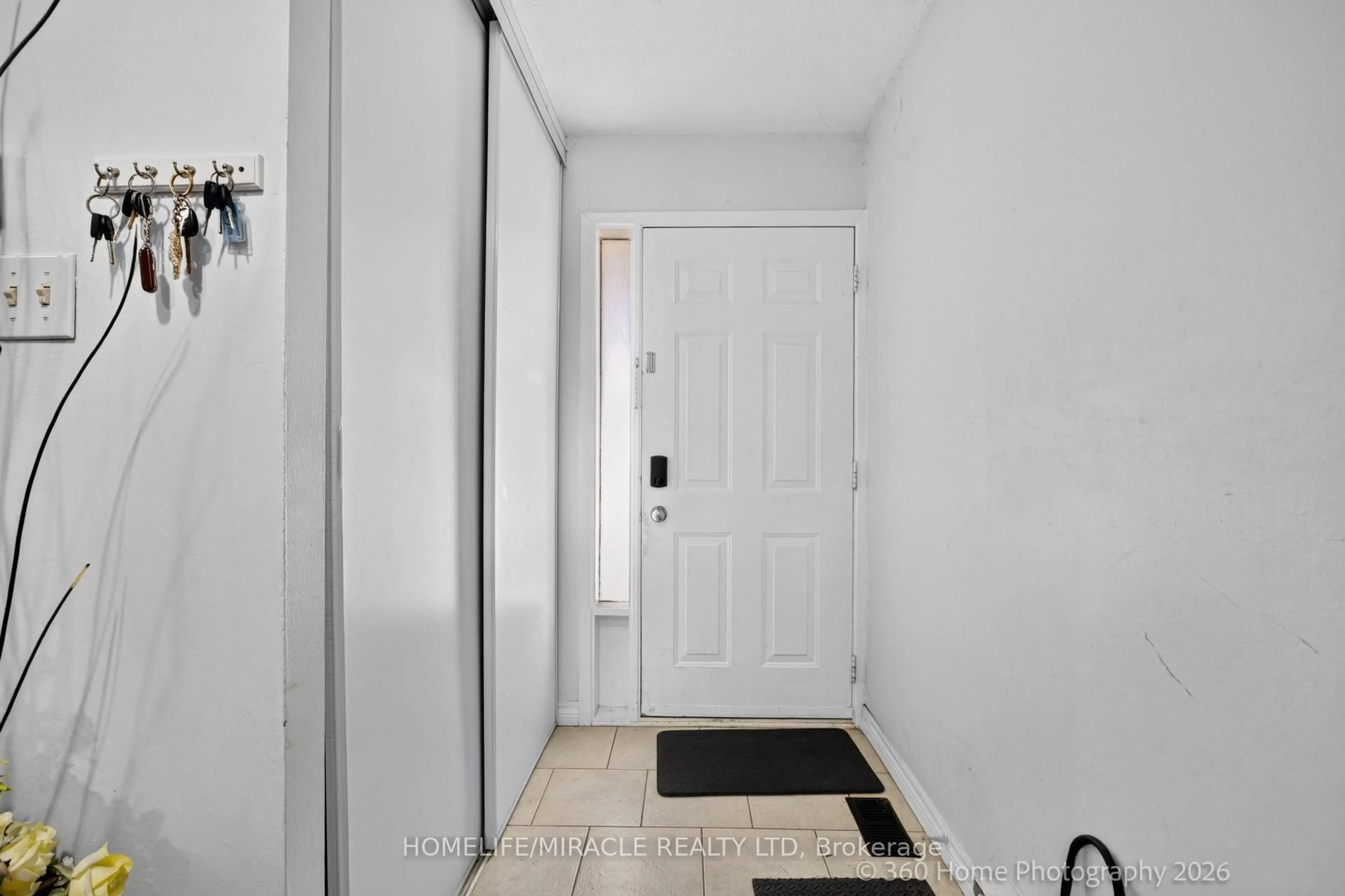 Indoor entryway for 74 Springfair Ave #165, Aurora Ontario L4G 3M2