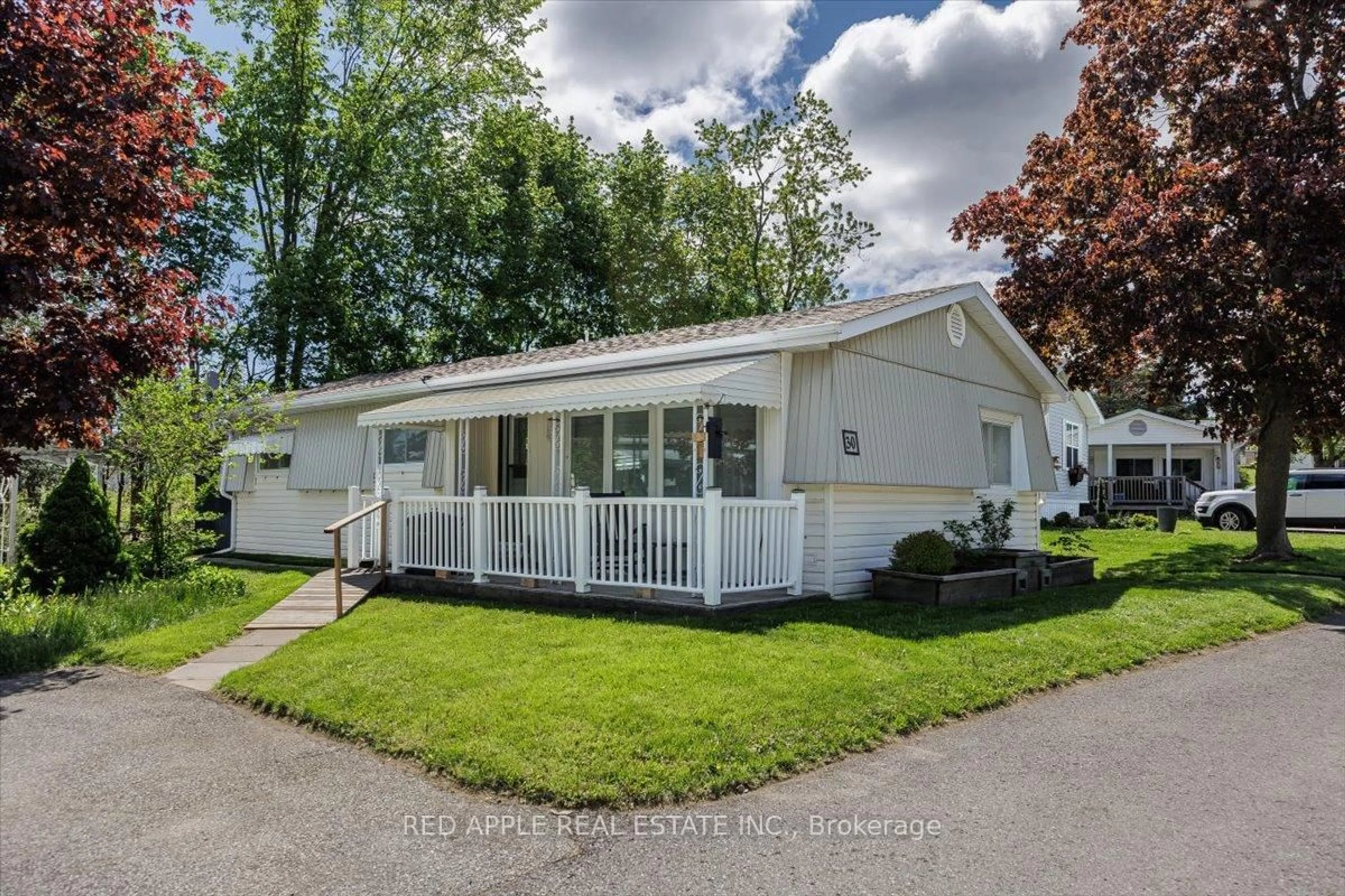 Home with vinyl exterior material, street for 30 Flora Crt, Innisfil Ontario L9S 1R4