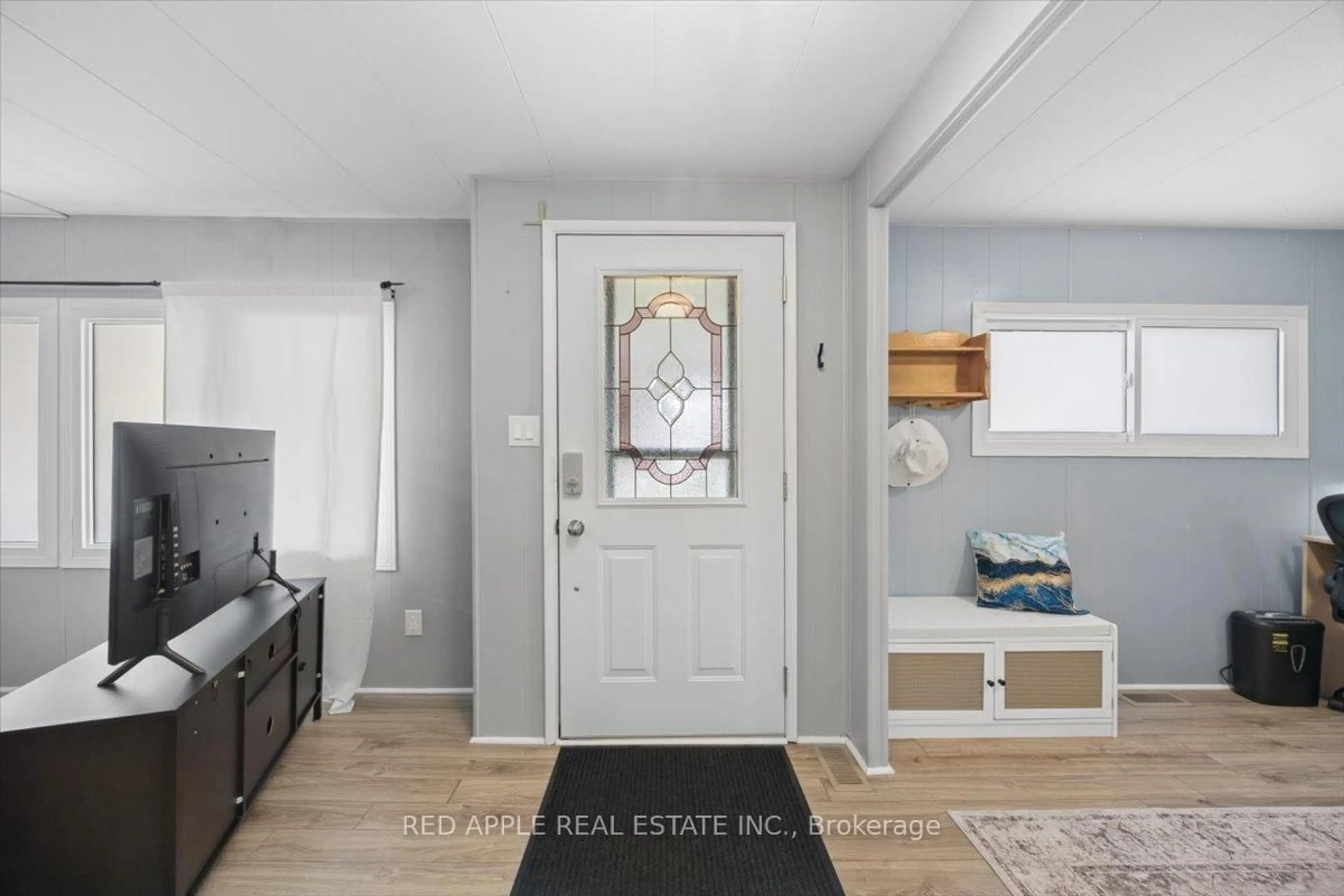 Indoor entryway for 30 Flora Crt, Innisfil Ontario L9S 1R4