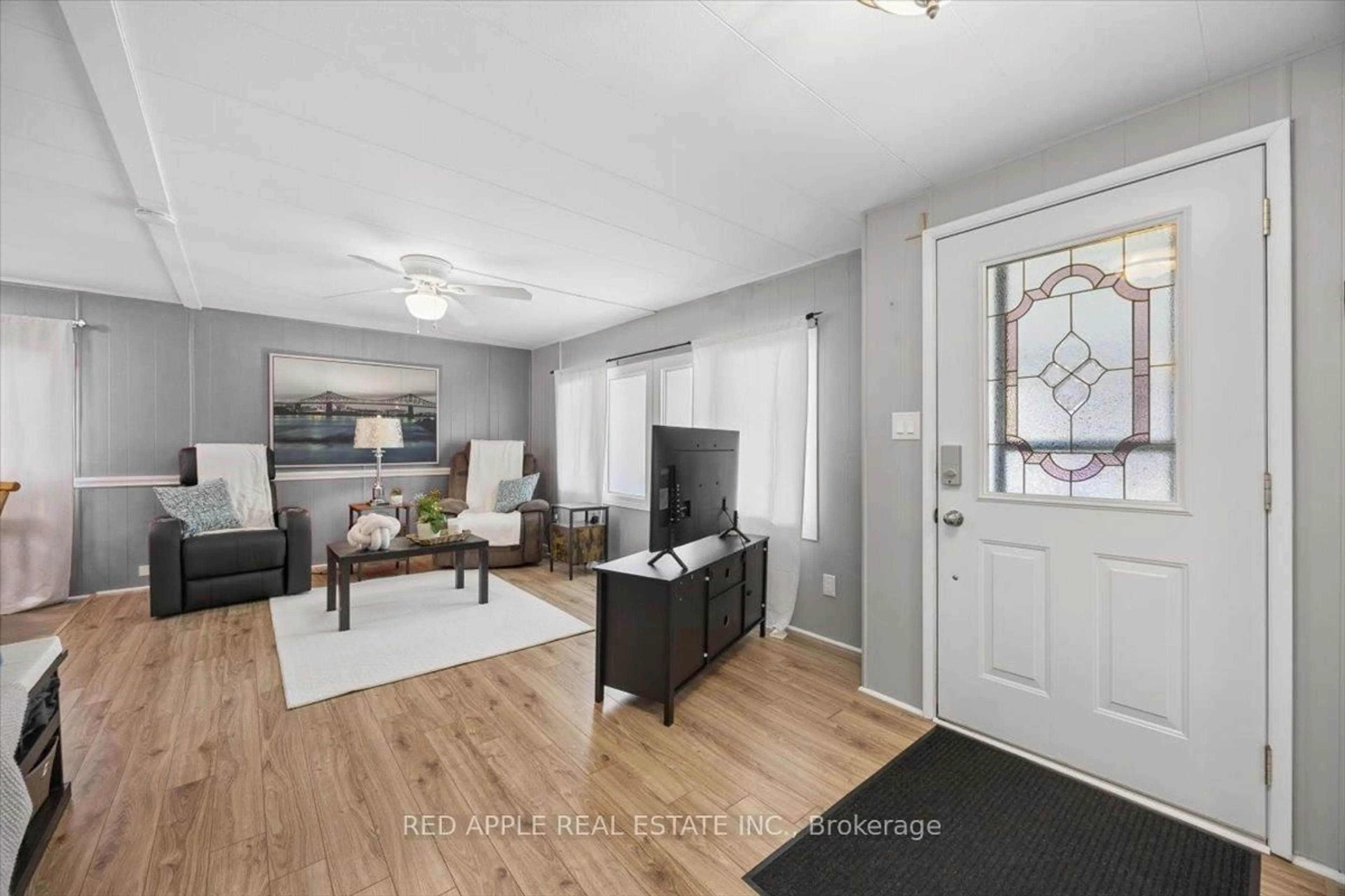 Living room with furniture, unknown for 30 Flora Crt, Innisfil Ontario L9S 1R4
