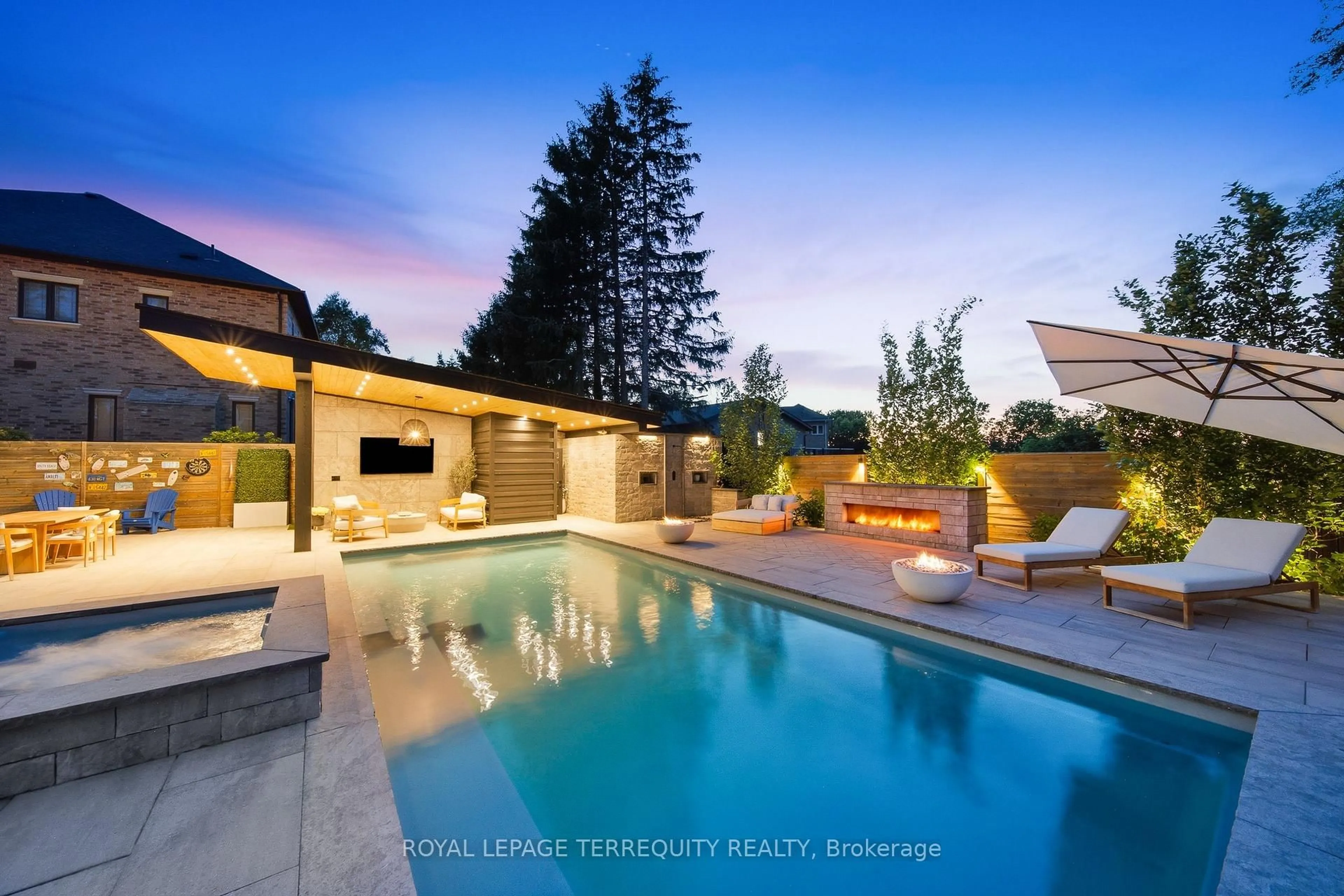 Pool for 196 Dew St, King Ontario L7B 1L1