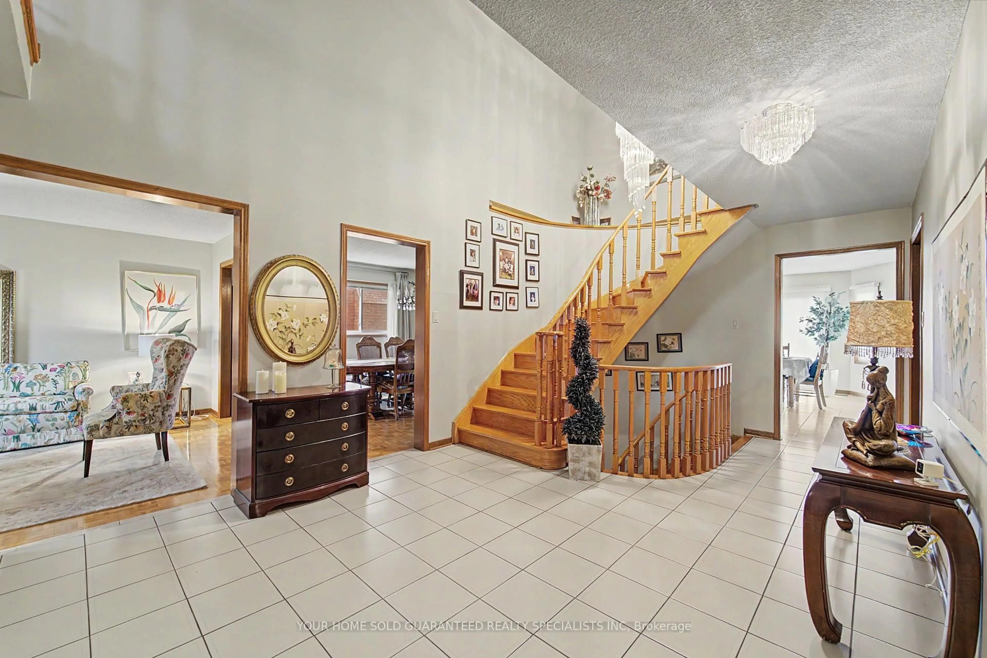 Indoor foyer for 265 Dante Crt, Vaughan Ontario L4L 7W8