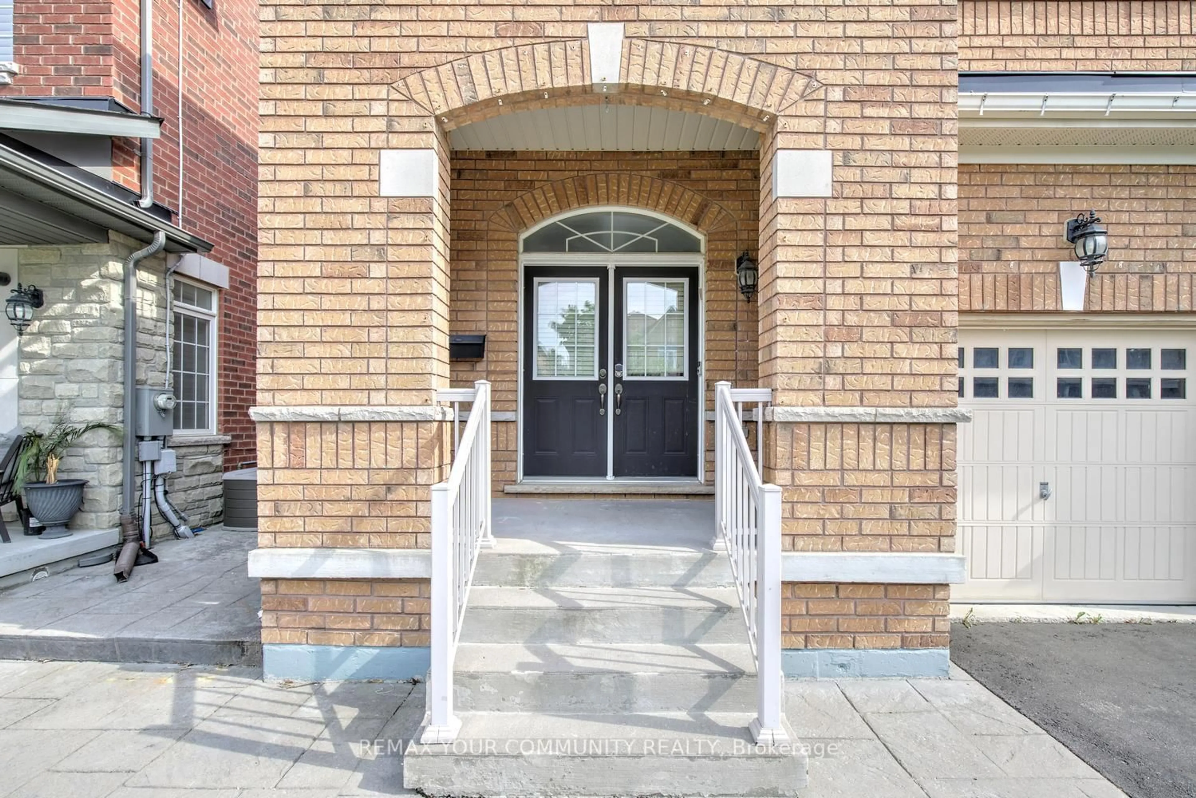 Indoor entryway for 378 Lauderdale Dr, Vaughan Ontario L6A 4K9