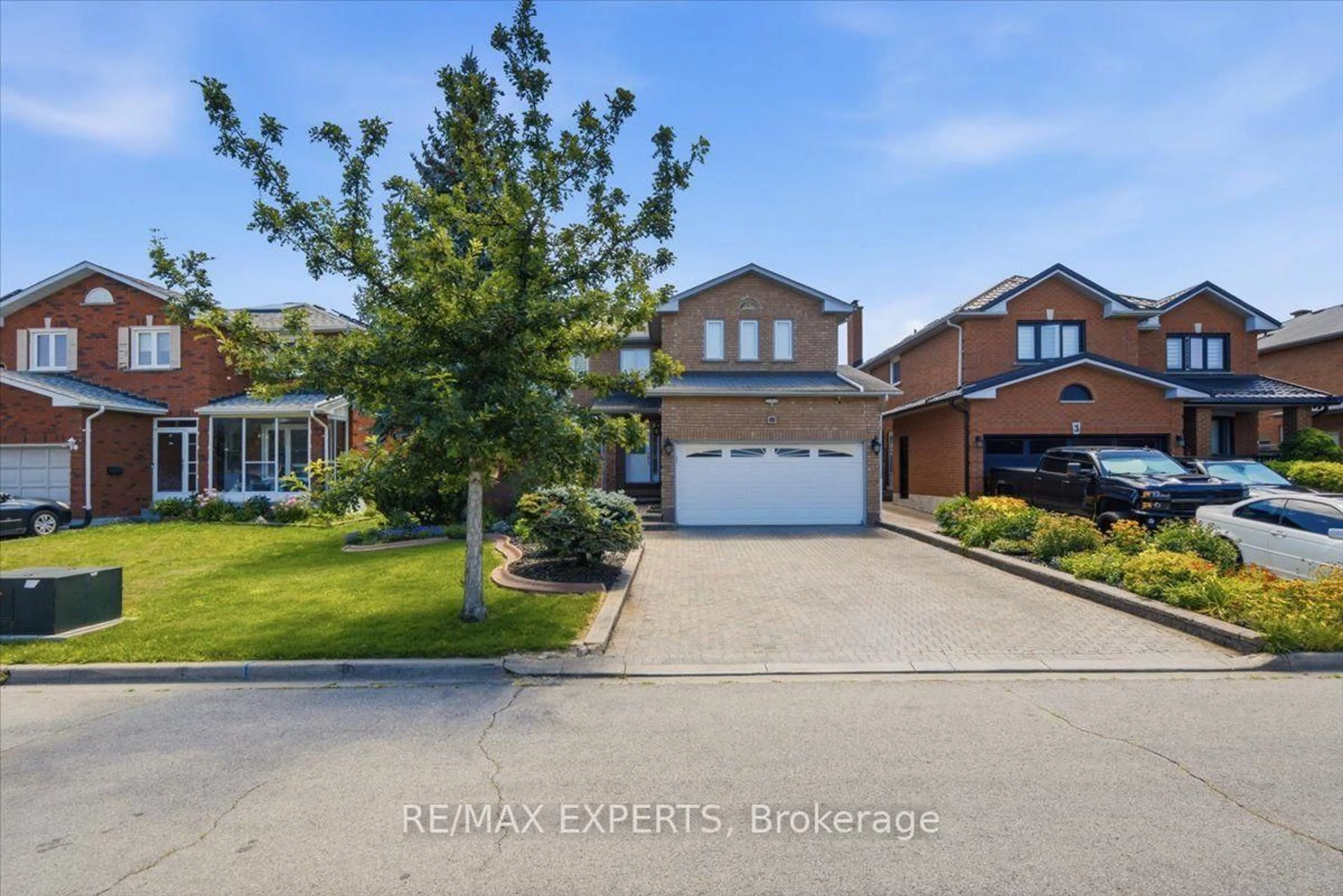 A pic from outside/outdoor area/front of a property/back of a property/a pic from drone, street for 5 Jordana Dr, Markham Ontario L3S 3C2