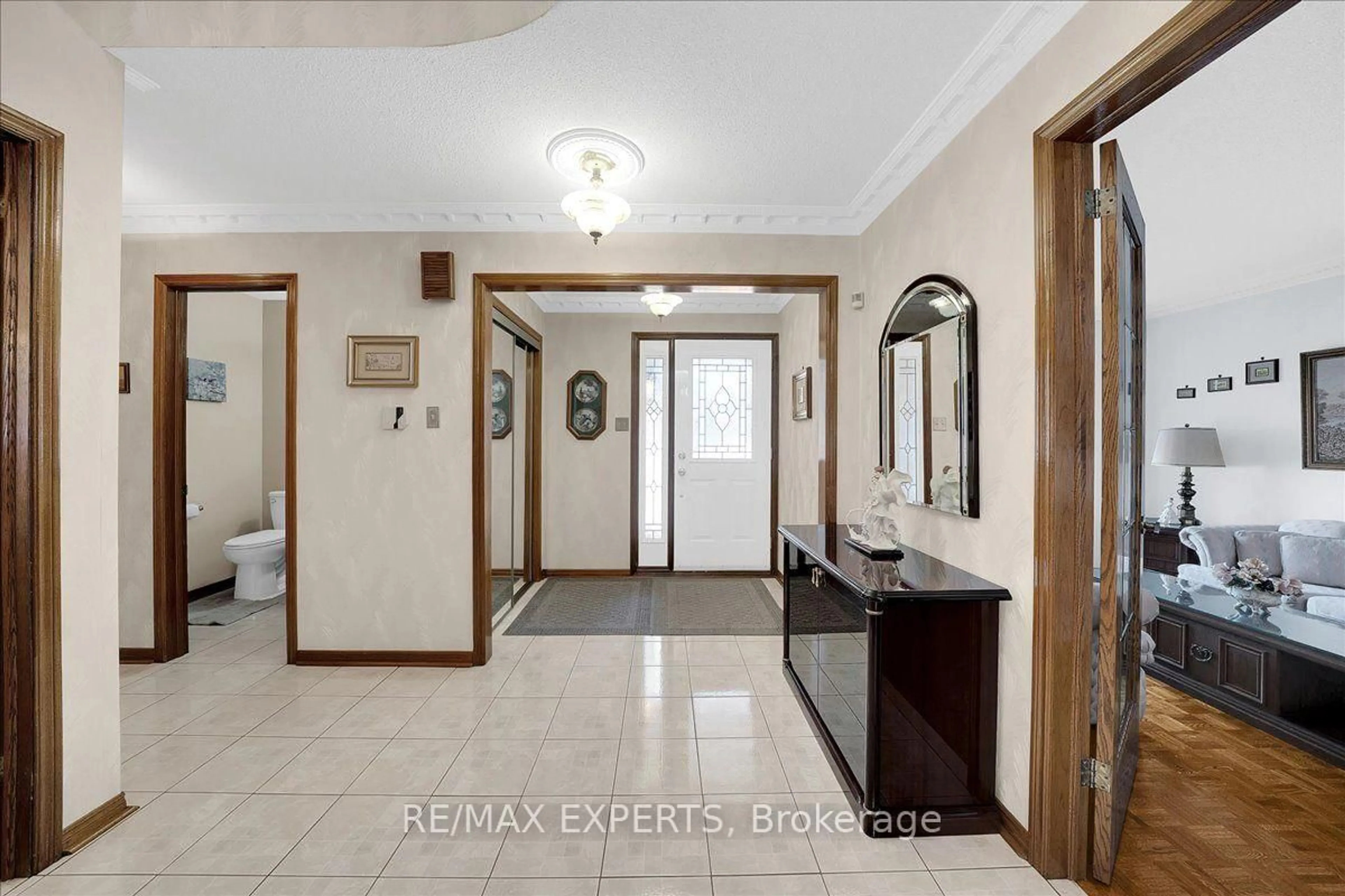 Indoor foyer for 5 Jordana Dr, Markham Ontario L3S 3C2