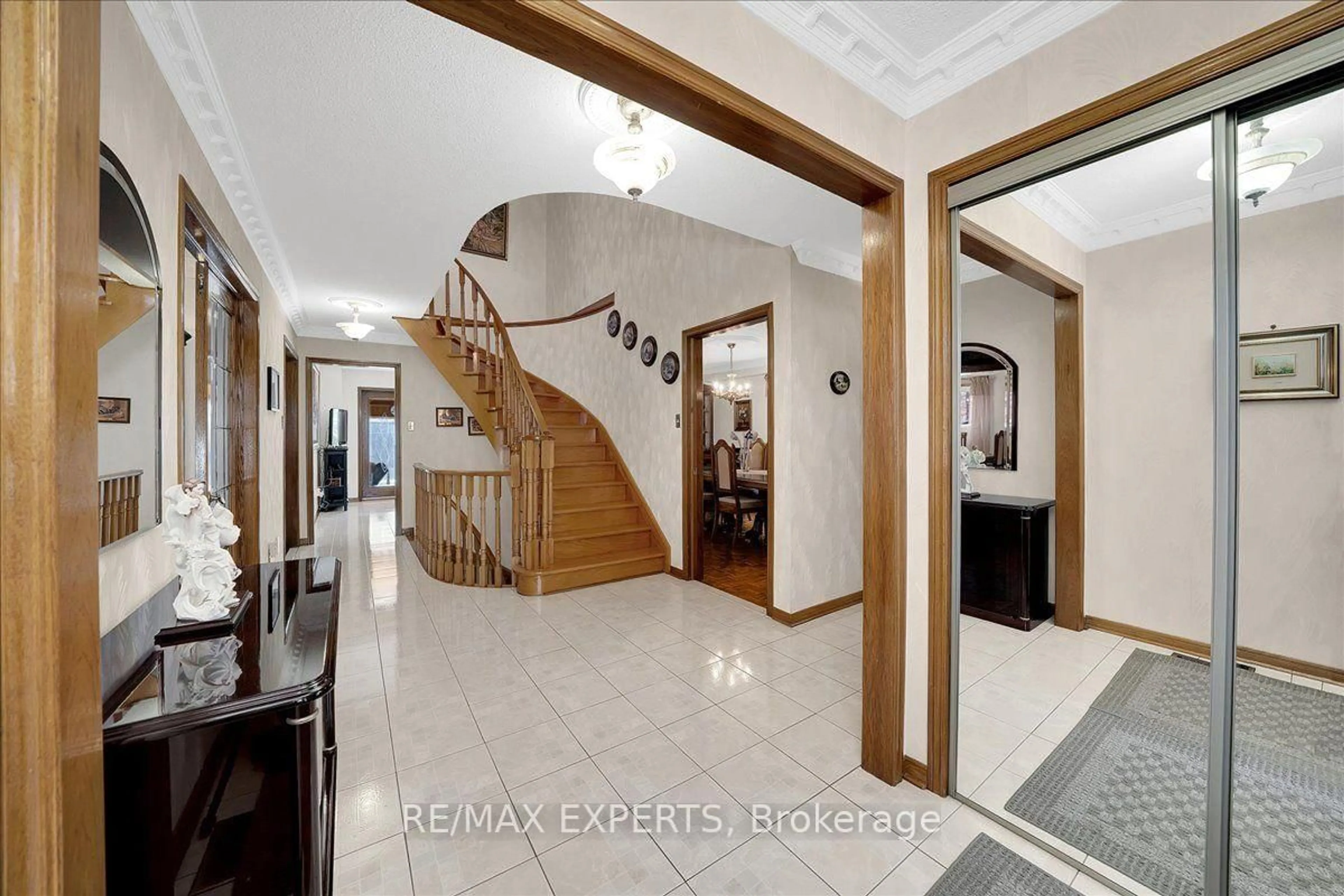 Indoor foyer for 5 Jordana Dr, Markham Ontario L3S 3C2