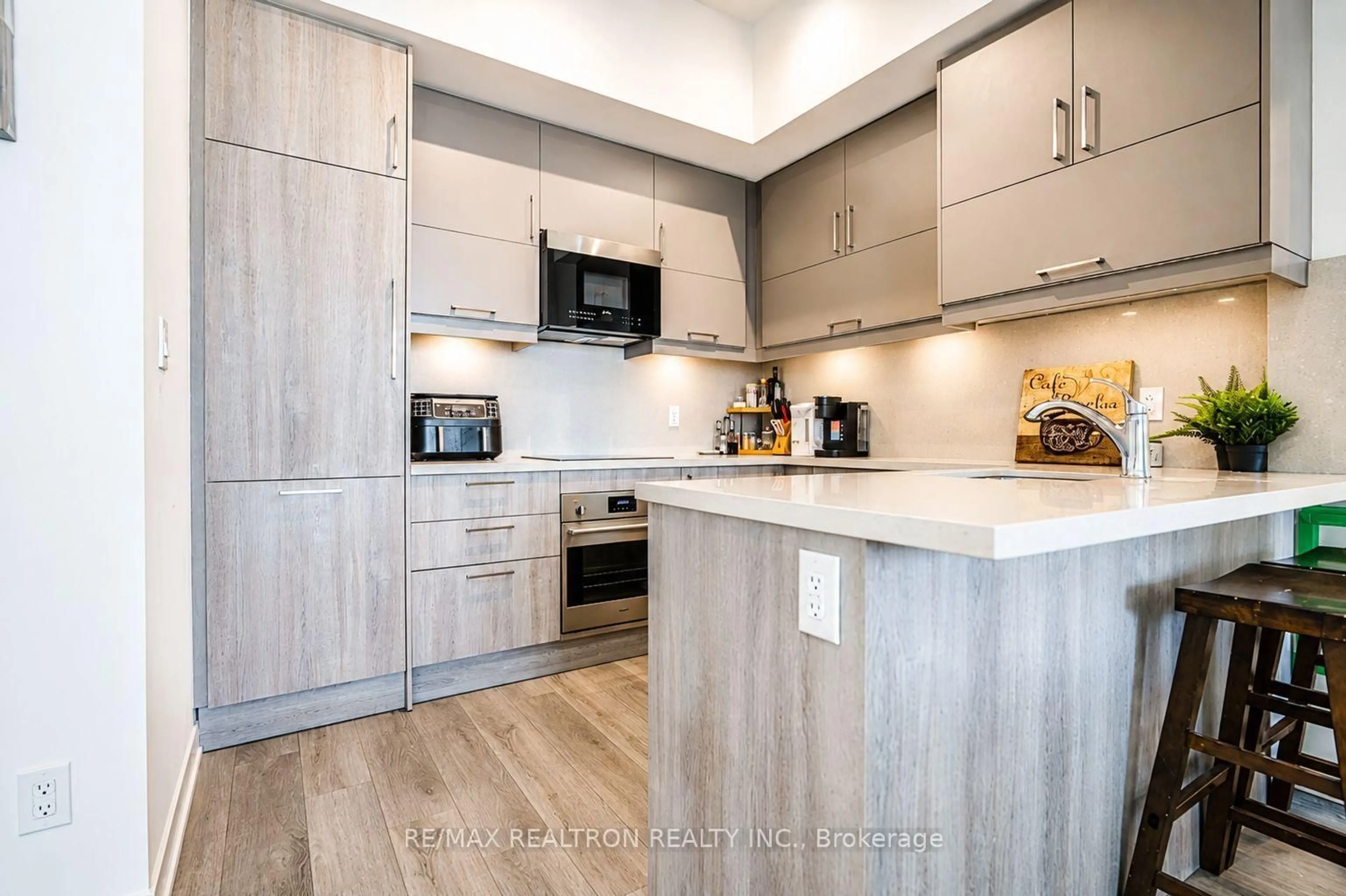 Contemporary kitchen, wood/laminate floor for 8119 Birchmount Rd #1809A, Markham Ontario L6G 0H5