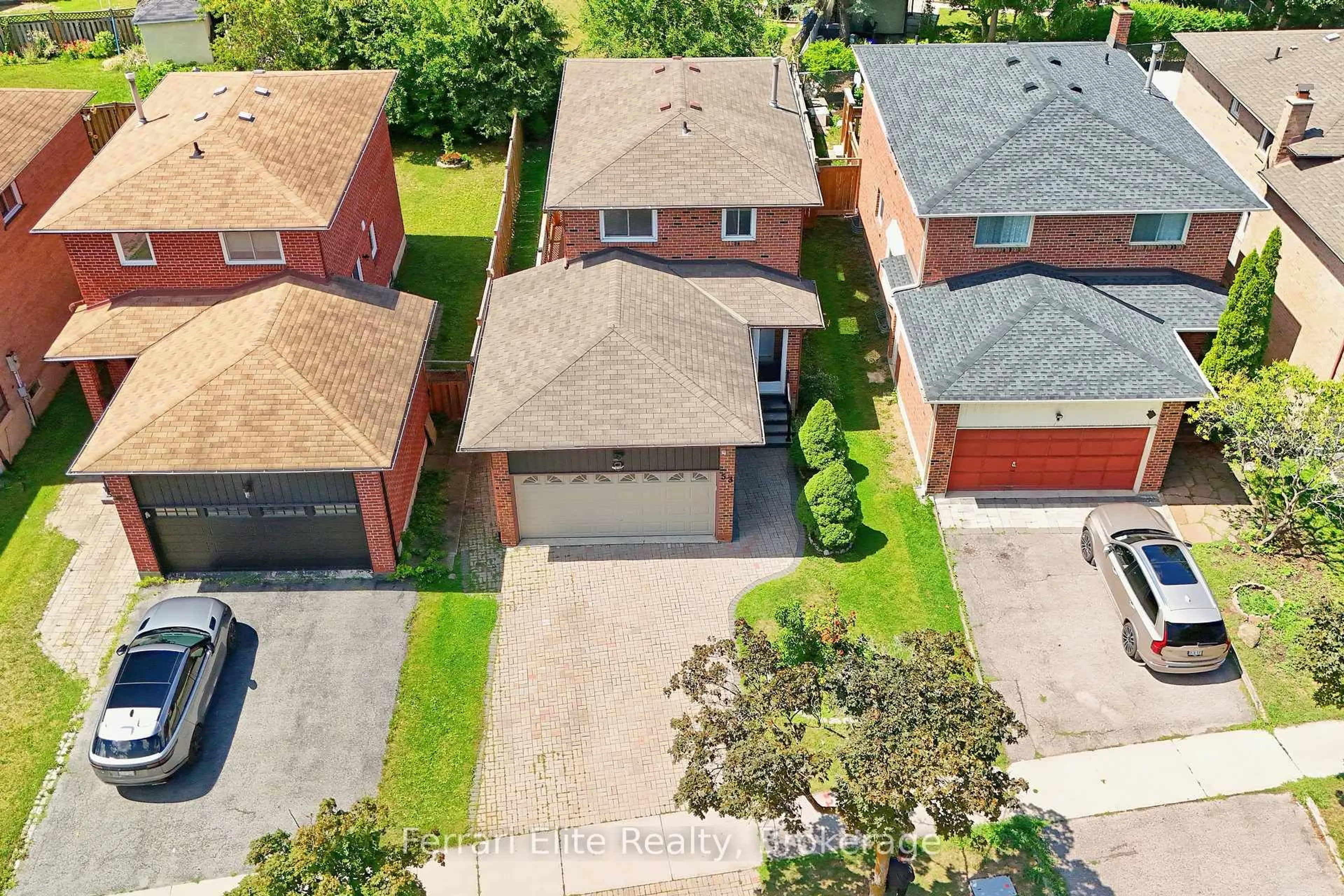 A pic from outside/outdoor area/front of a property/back of a property/a pic from drone, street for 53 Belvedere Cres, Richmond Hill Ontario L4C 8V4