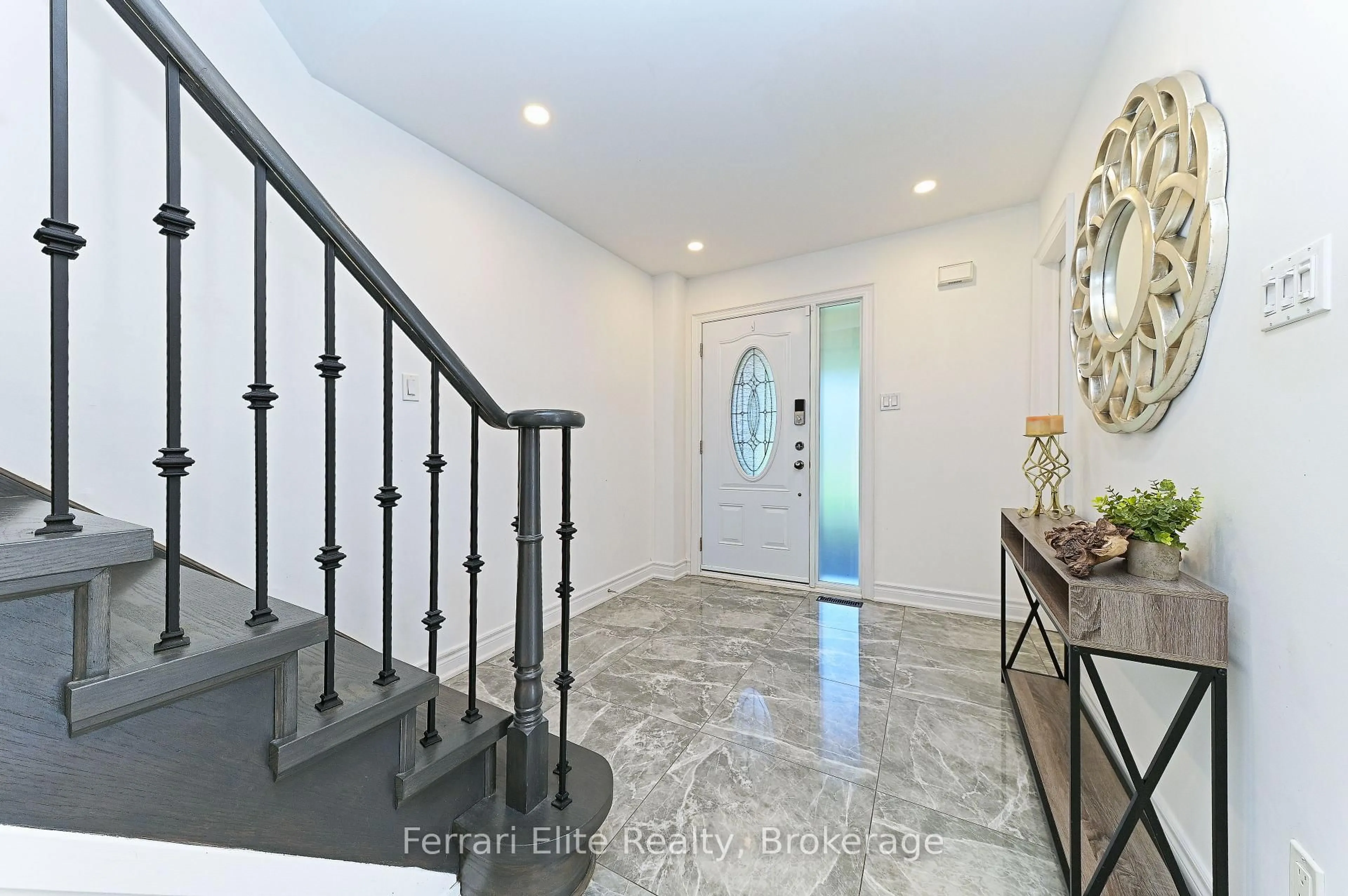 Indoor entryway for 53 Belvedere Cres, Richmond Hill Ontario L4C 8V4