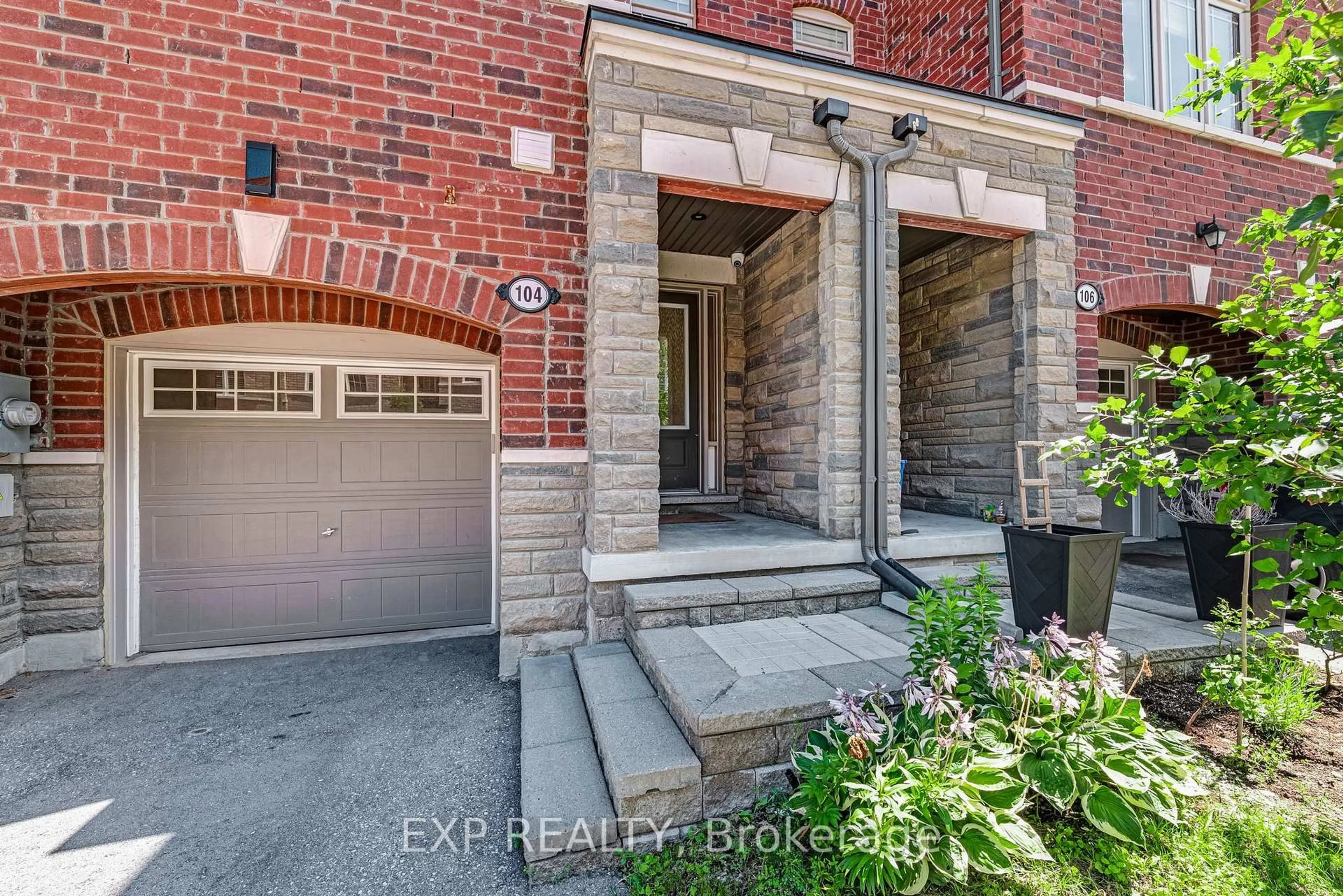 Home with brick exterior material, street for 104 Gordon Circ, Newmarket Ontario L3Y 0C9