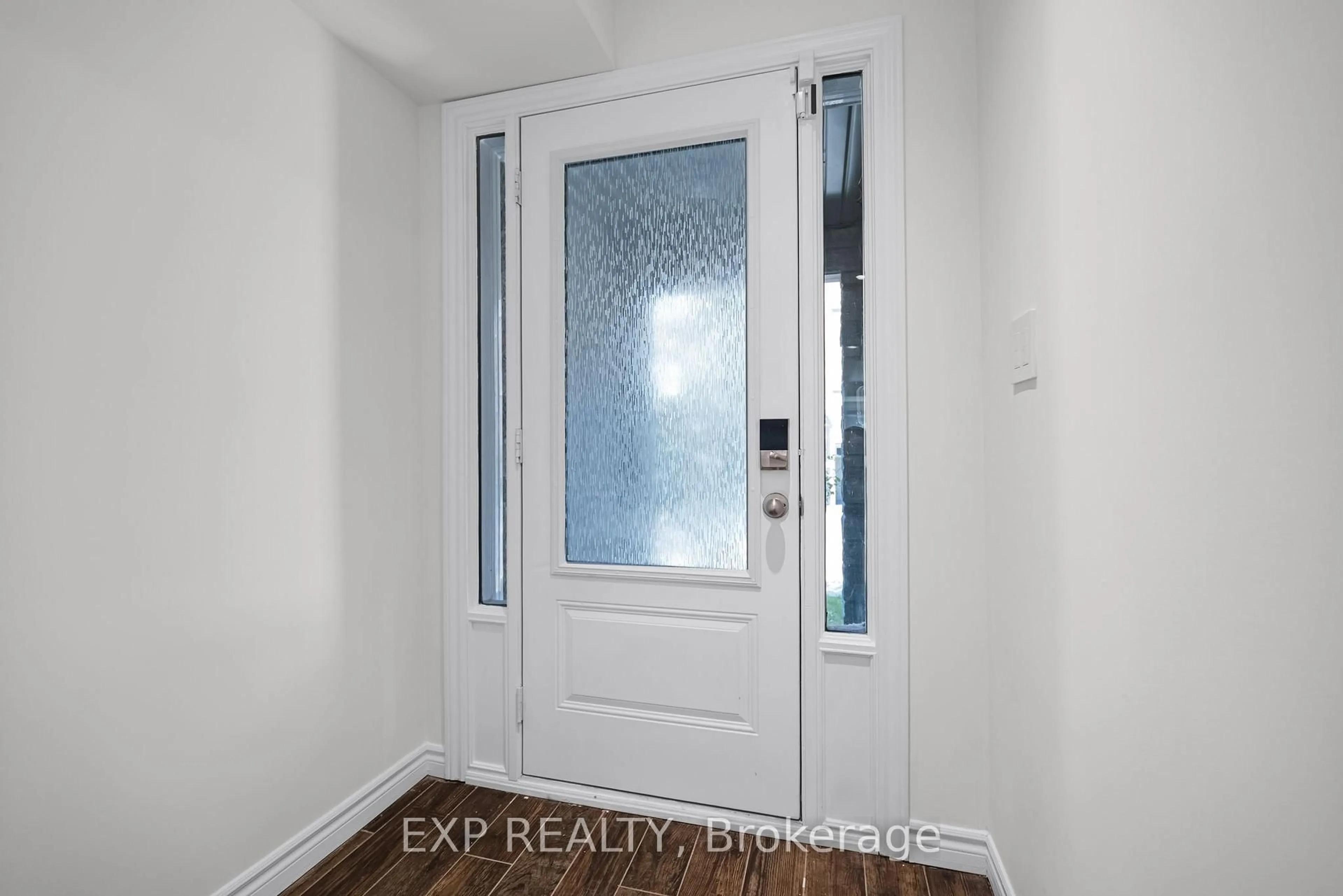 Indoor entryway for 104 Gordon Circ, Newmarket Ontario L3Y 0C9