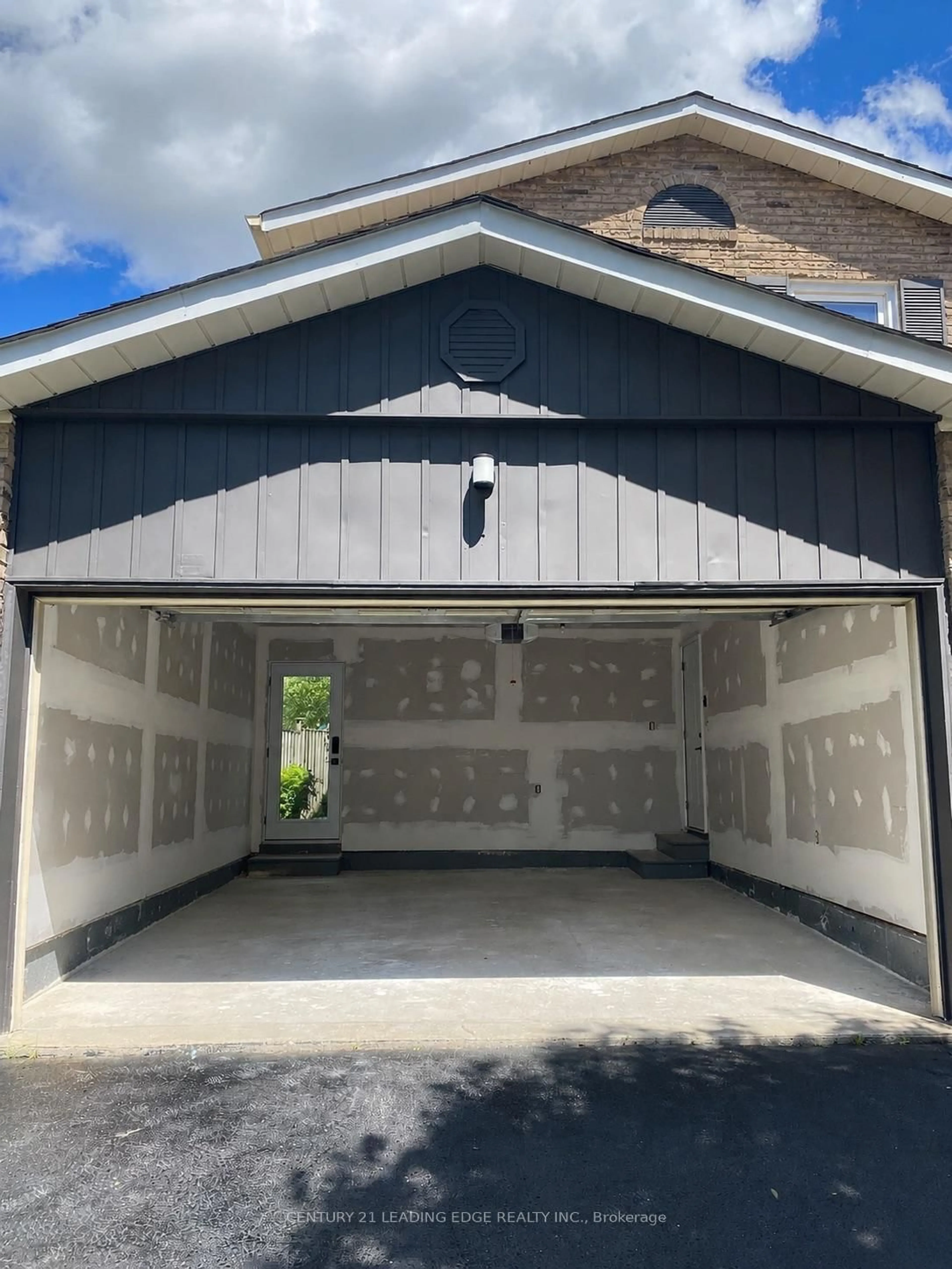 Indoor garage for 23 Spragg Circ, Markham Ontario L3P 5W1