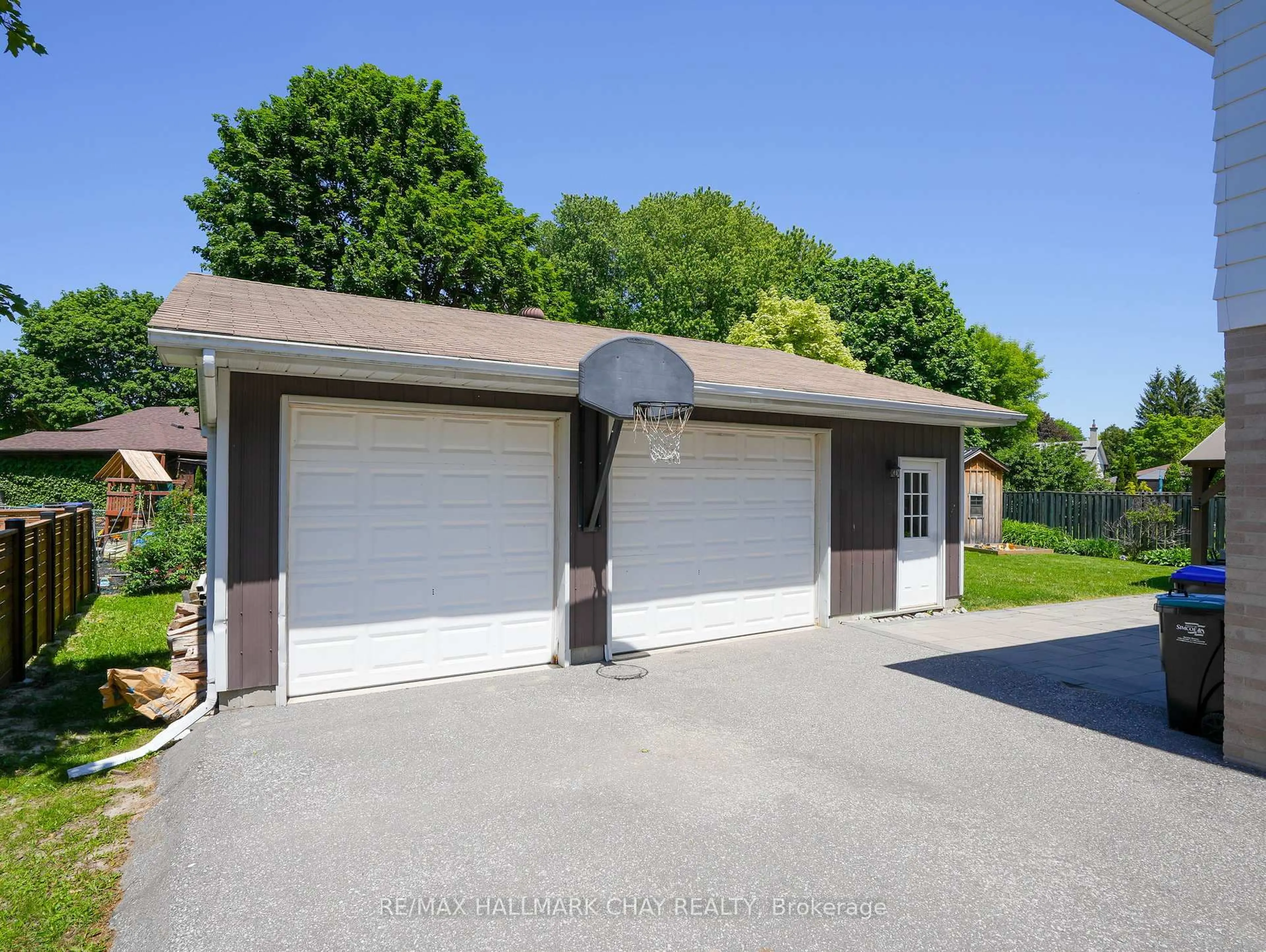 Indoor garage for 190 Mackenzie St, New Tecumseth Ontario L9R 1B8