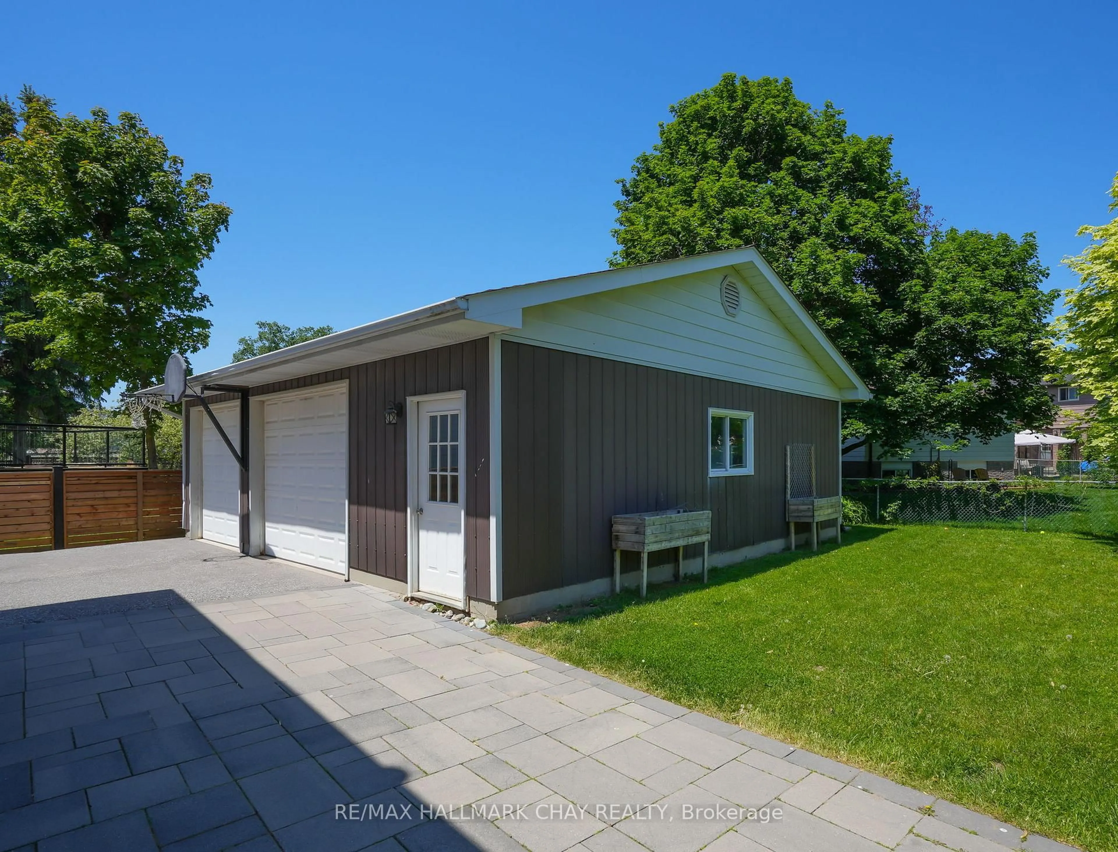 Home with vinyl exterior material, street for 190 Mackenzie St, New Tecumseth Ontario L9R 1B8