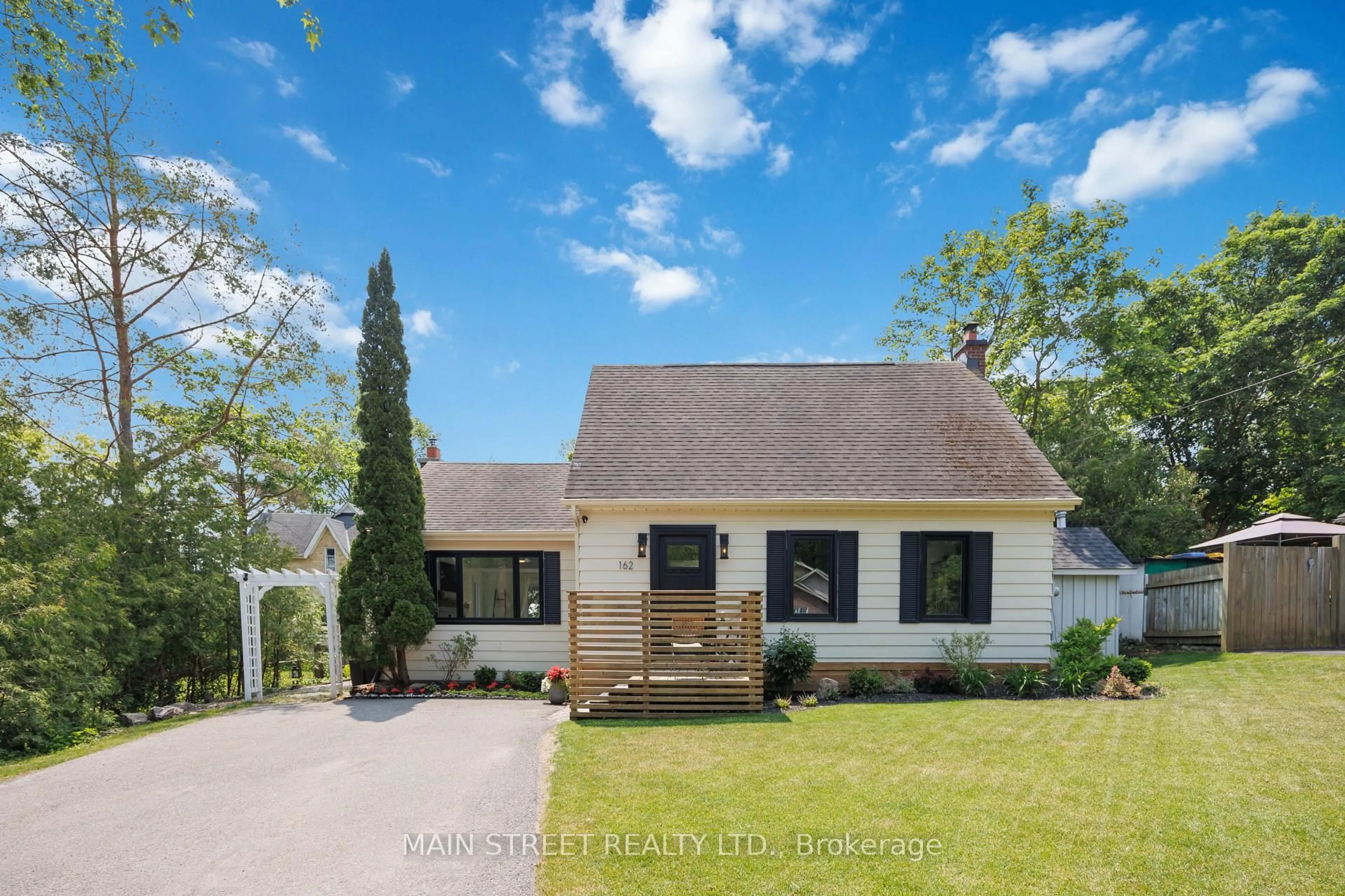 Home with vinyl exterior material, street for 162 Maple St, Uxbridge Ontario L9P 1B2