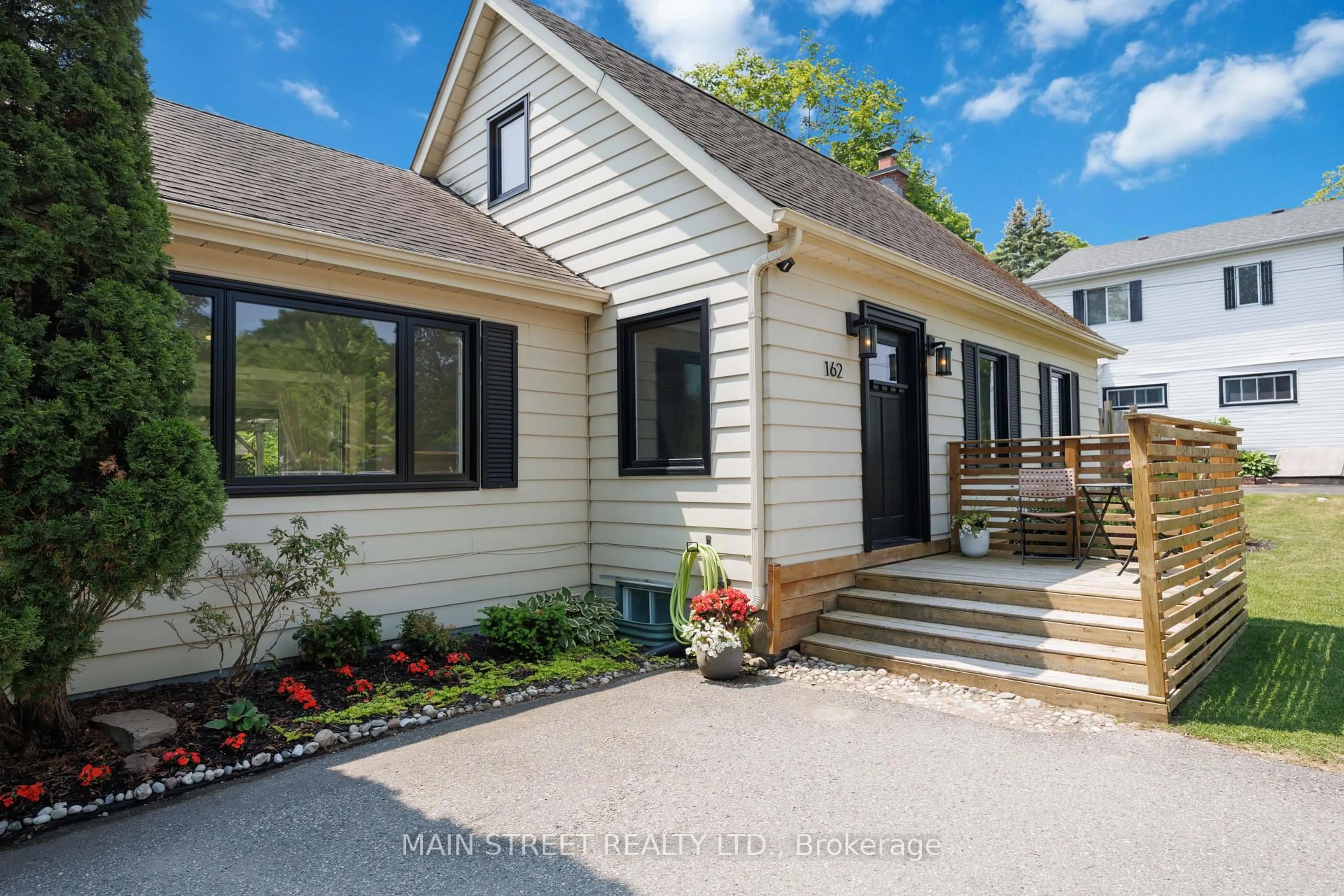 Home with vinyl exterior material, street for 162 Maple St, Uxbridge Ontario L9P 1B2