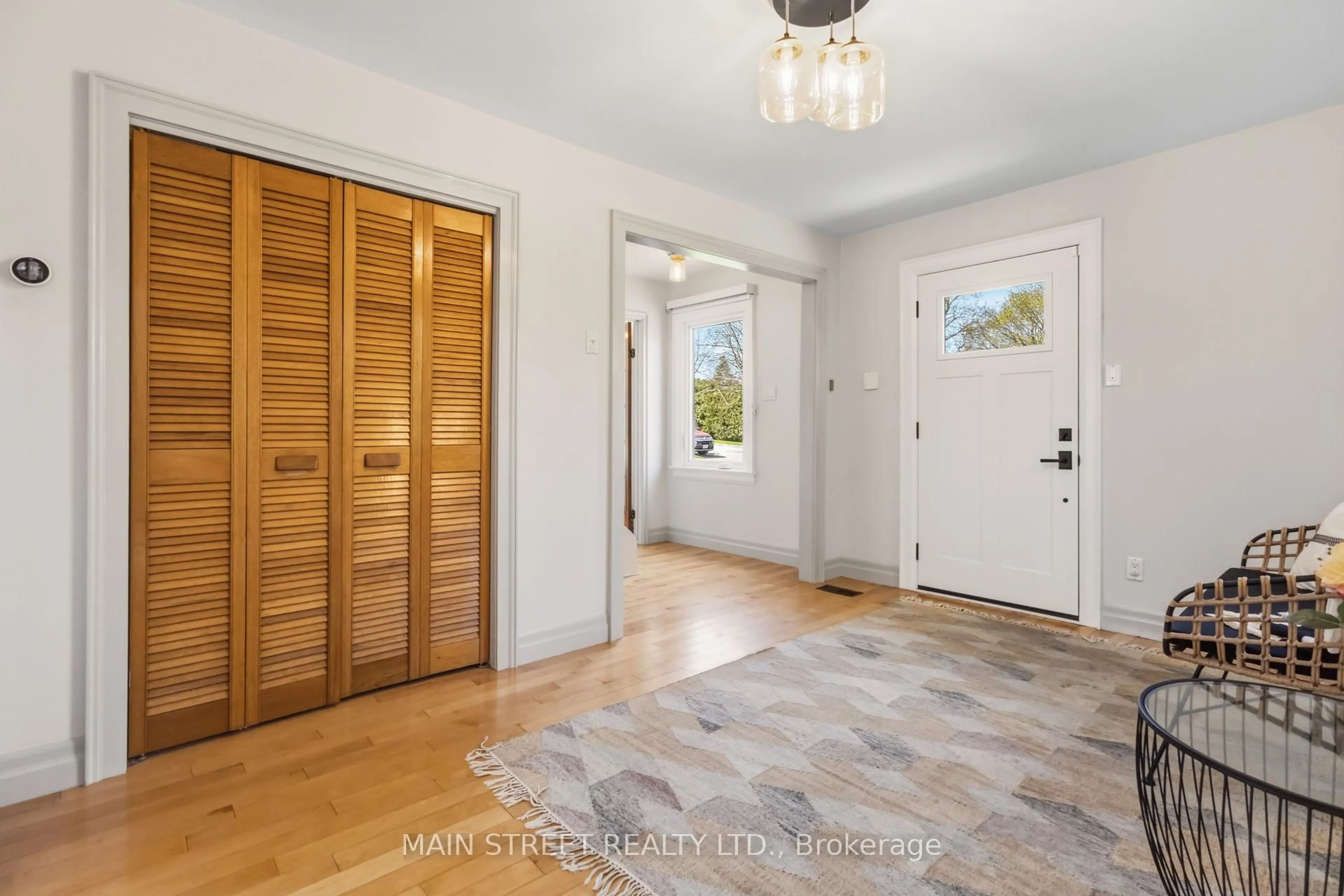 Indoor entryway for 162 Maple St, Uxbridge Ontario L9P 1B2
