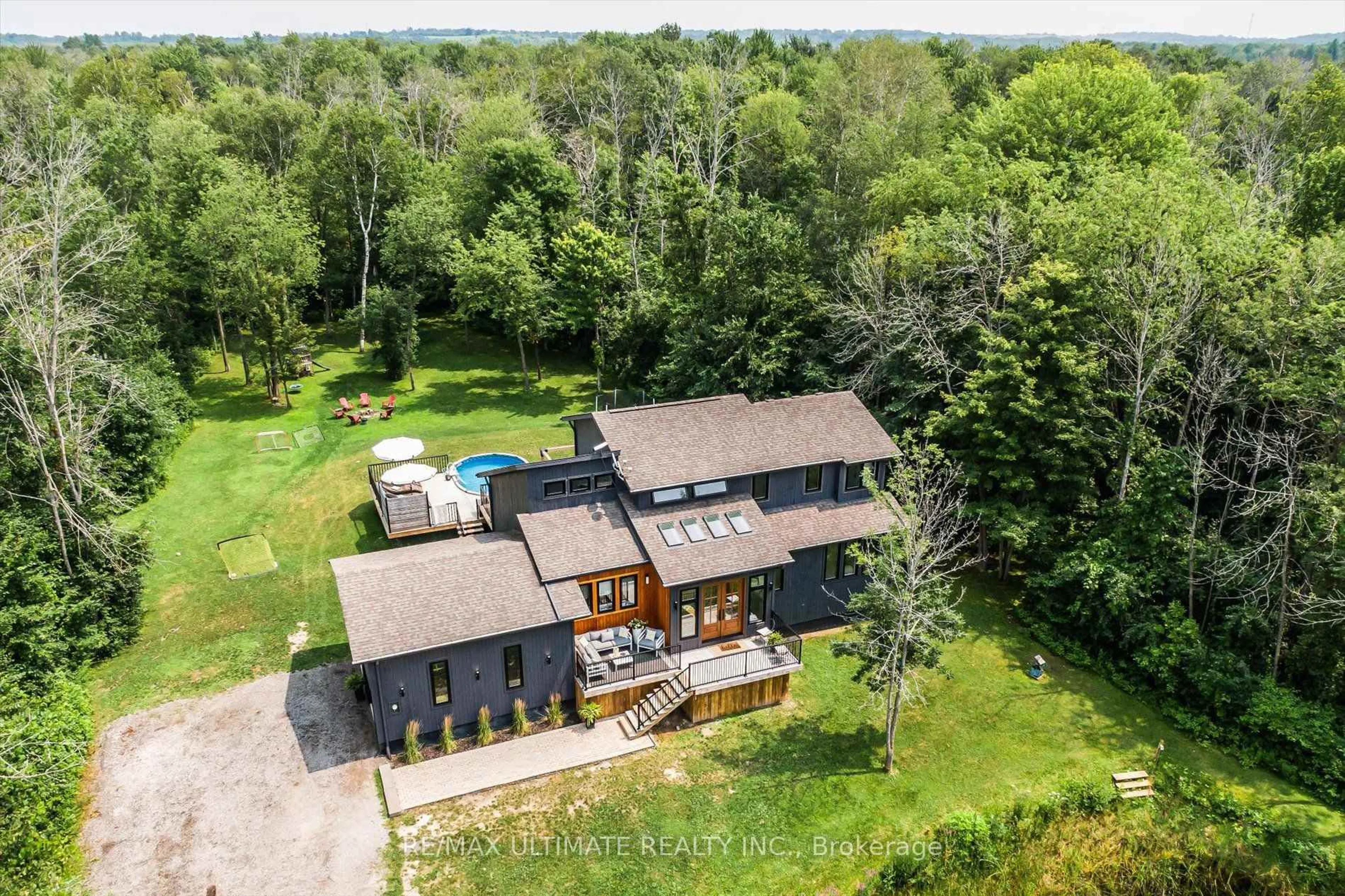 A pic from outside/outdoor area/front of a property/back of a property/a pic from drone, unknown for 21115 Yonge St, East Gwillimbury Ontario L9N 0J6
