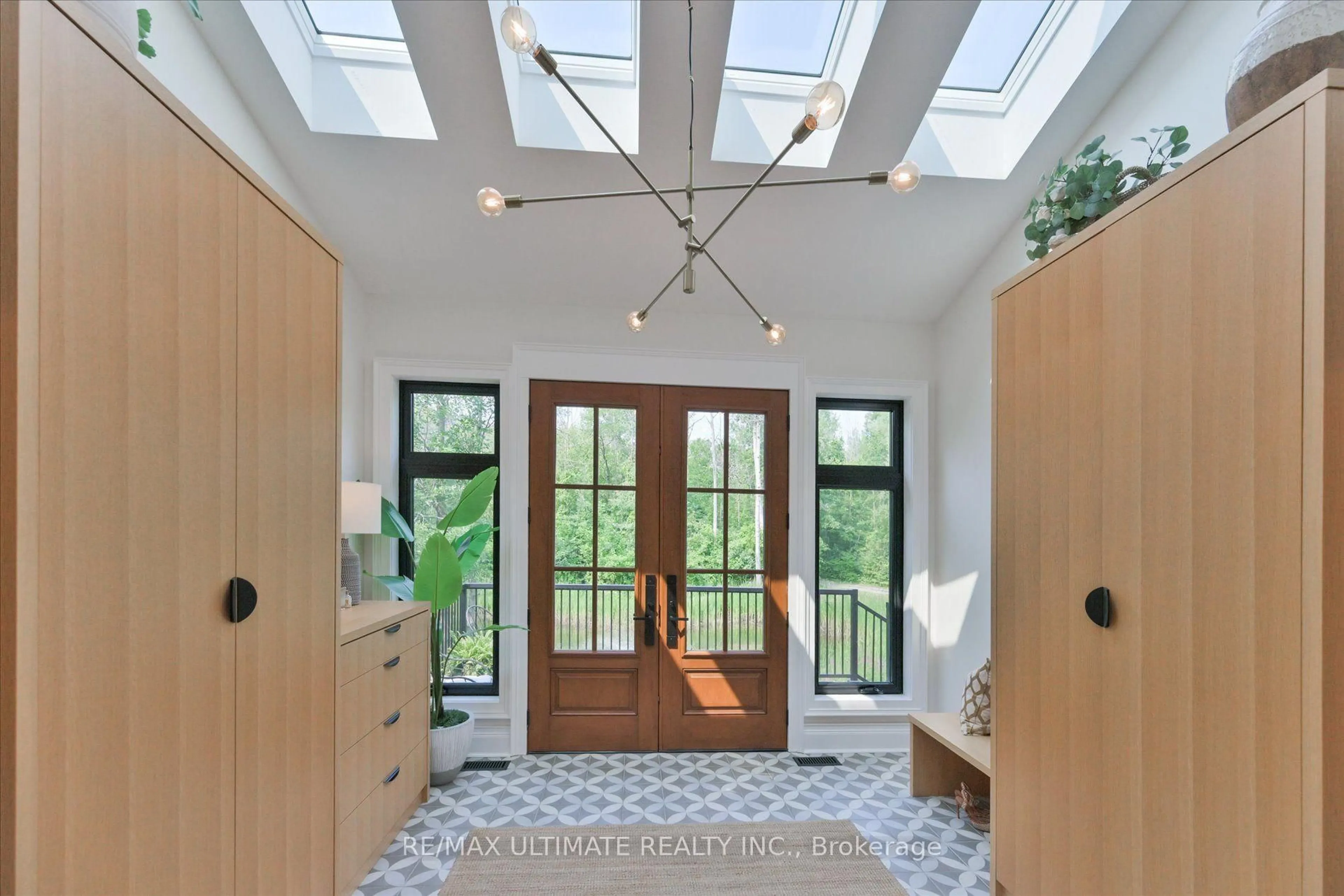 Indoor entryway for 21115 Yonge St, East Gwillimbury Ontario L9N 0J6