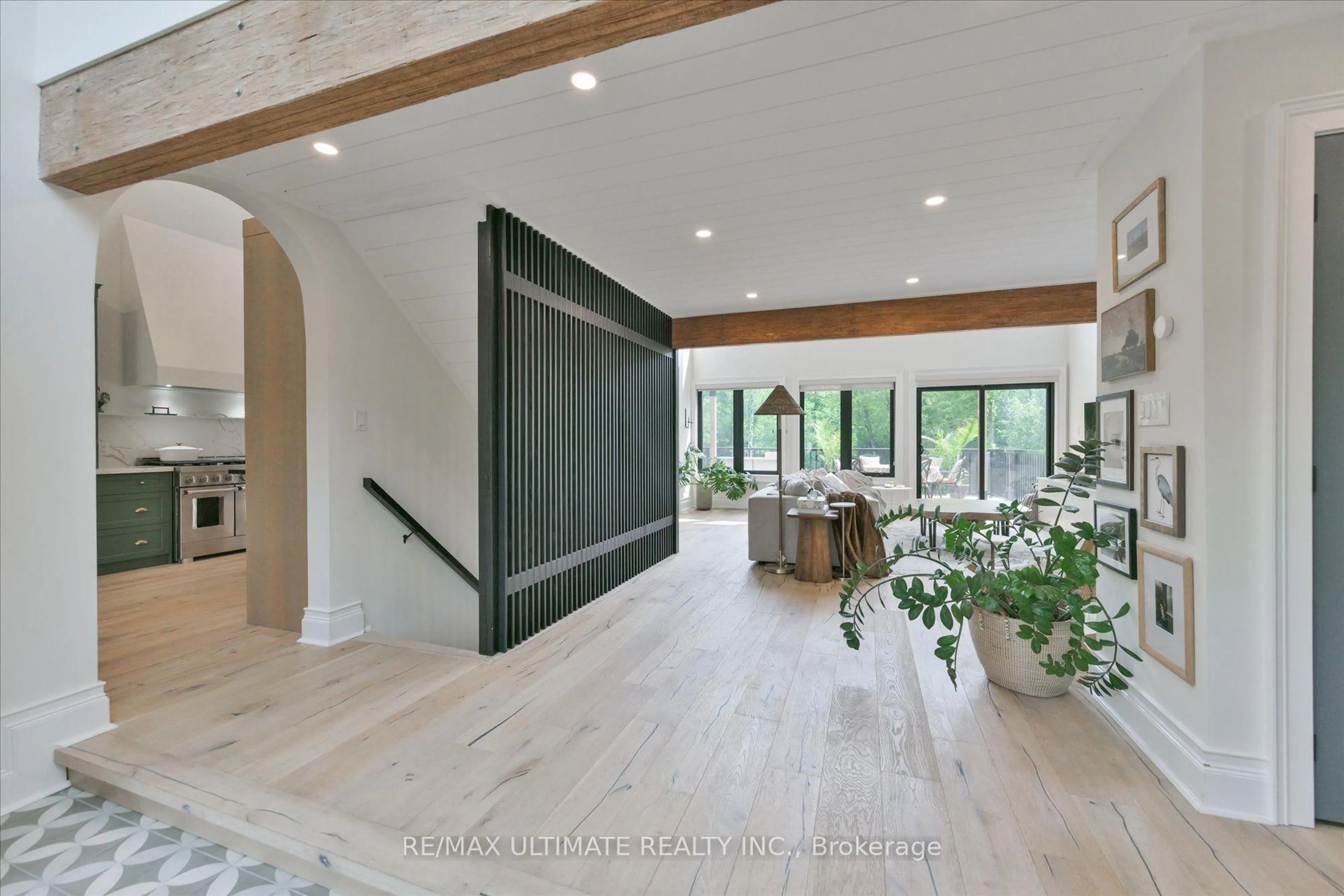 Indoor entryway for 21115 Yonge St, East Gwillimbury Ontario L9N 0J6