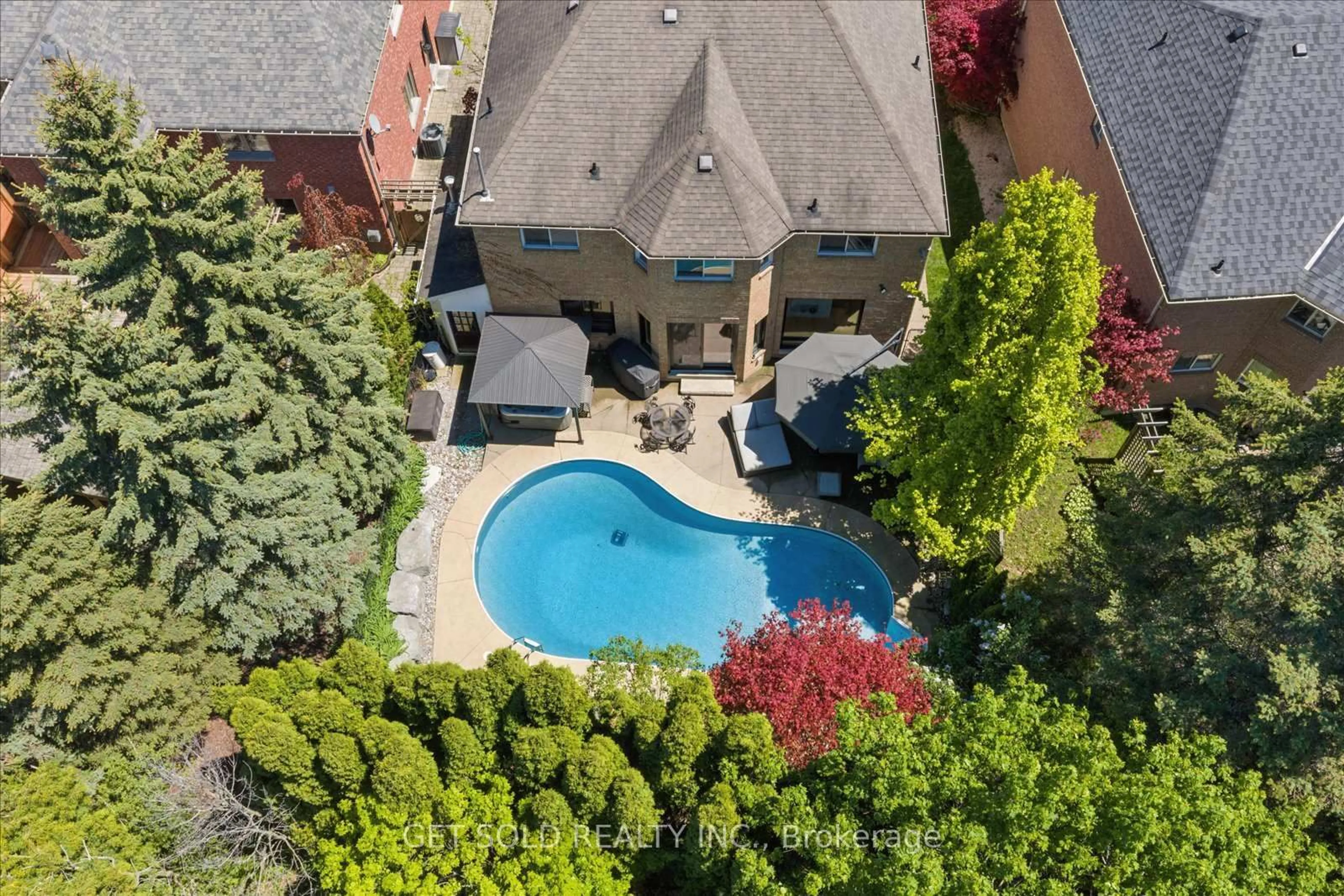 A pic from outside/outdoor area/front of a property/back of a property/a pic from drone, street for 64 Spence Dr, Aurora Ontario L4G 6M6