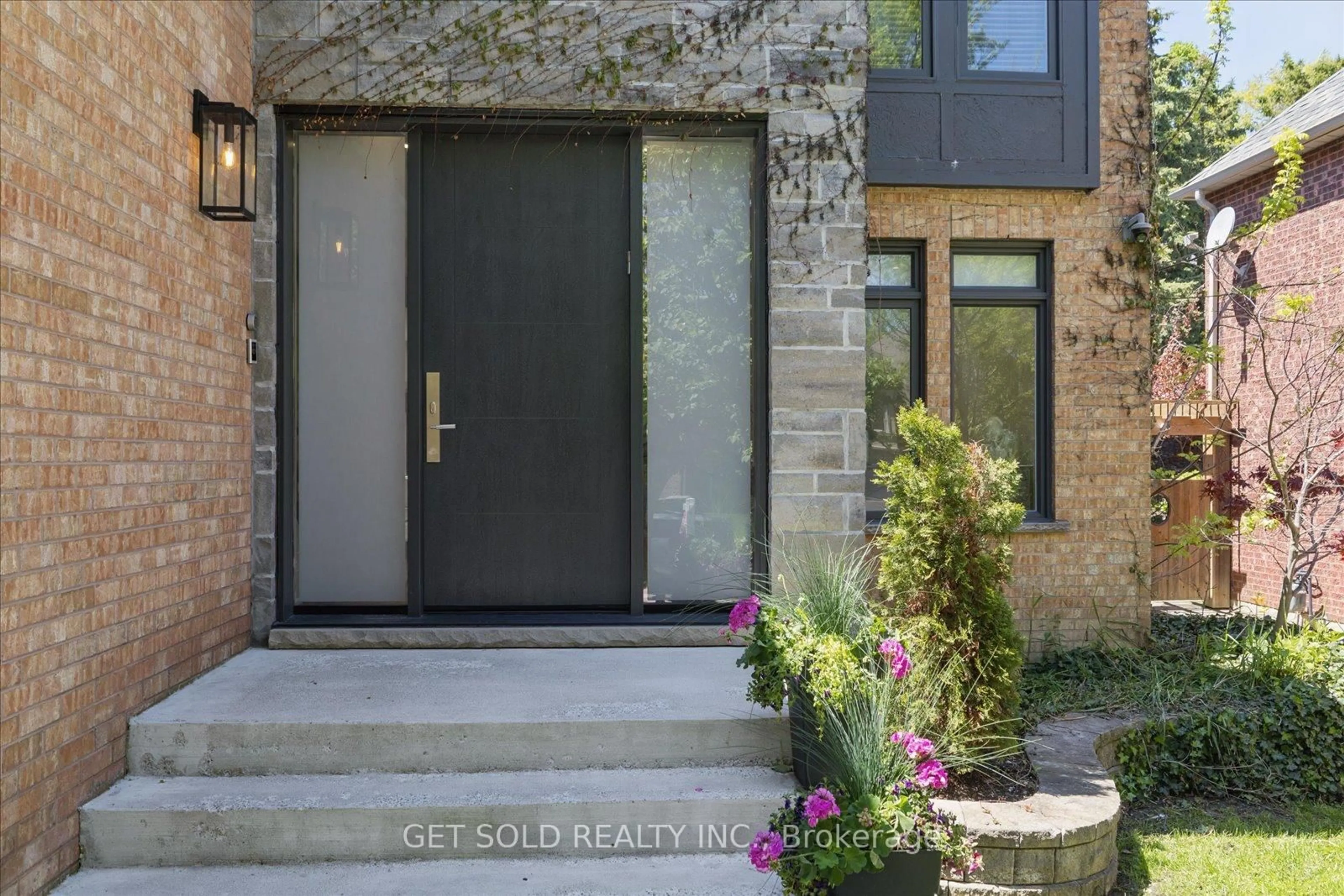 Indoor entryway for 64 Spence Dr, Aurora Ontario L4G 6M6