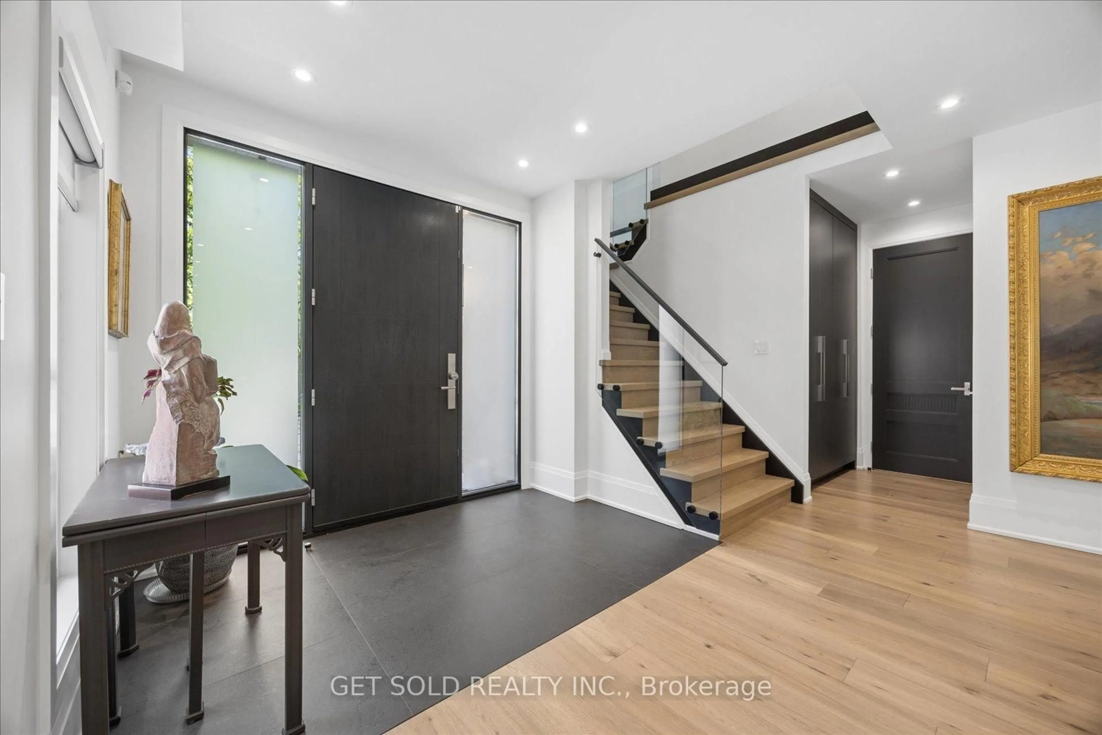 Indoor entryway for 64 Spence Dr, Aurora Ontario L4G 6M6