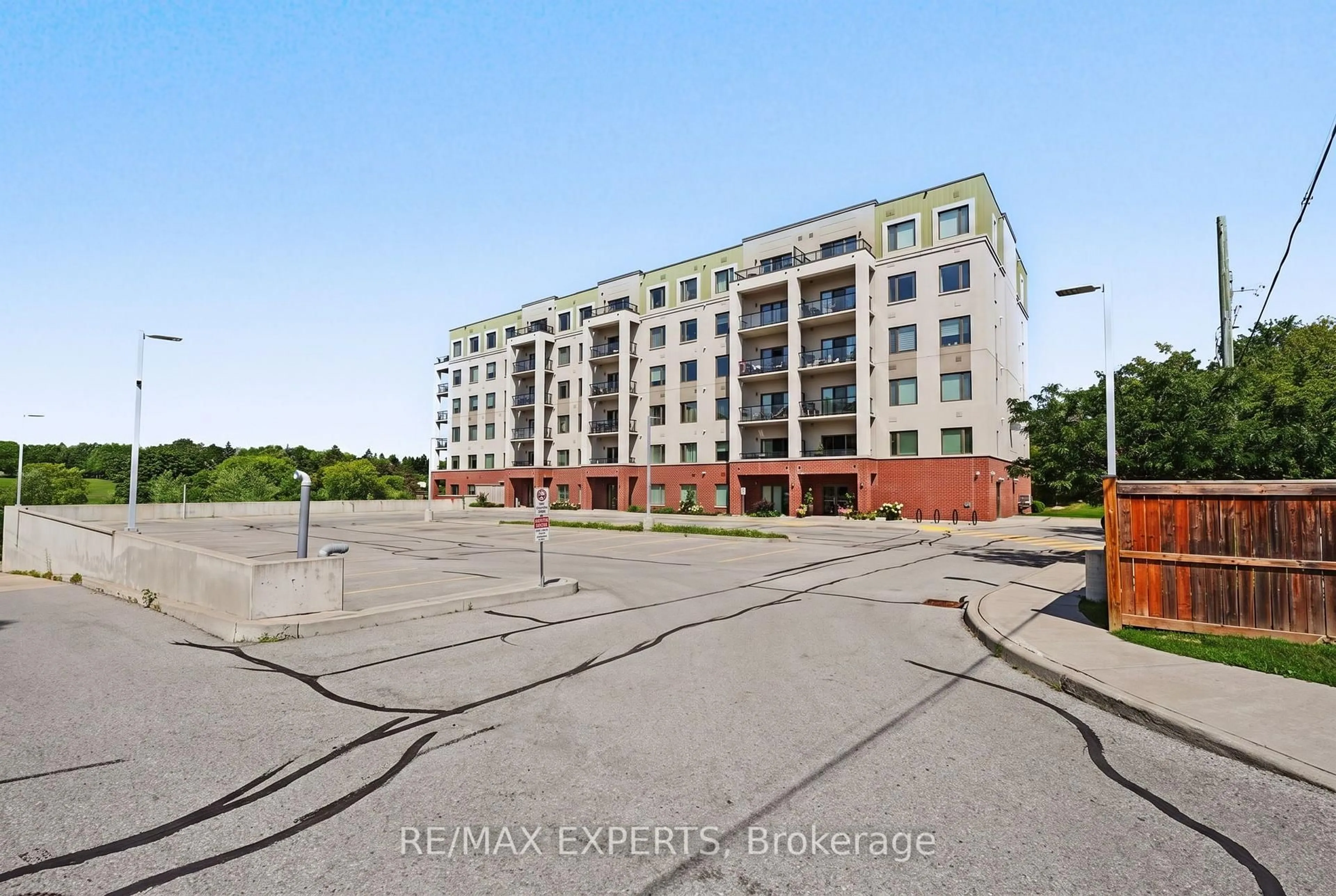 A pic from outside/outdoor area/front of a property/back of a property/a pic from drone, unknown for 64 Queen St #105, New Tecumseth Ontario L0G 1W0