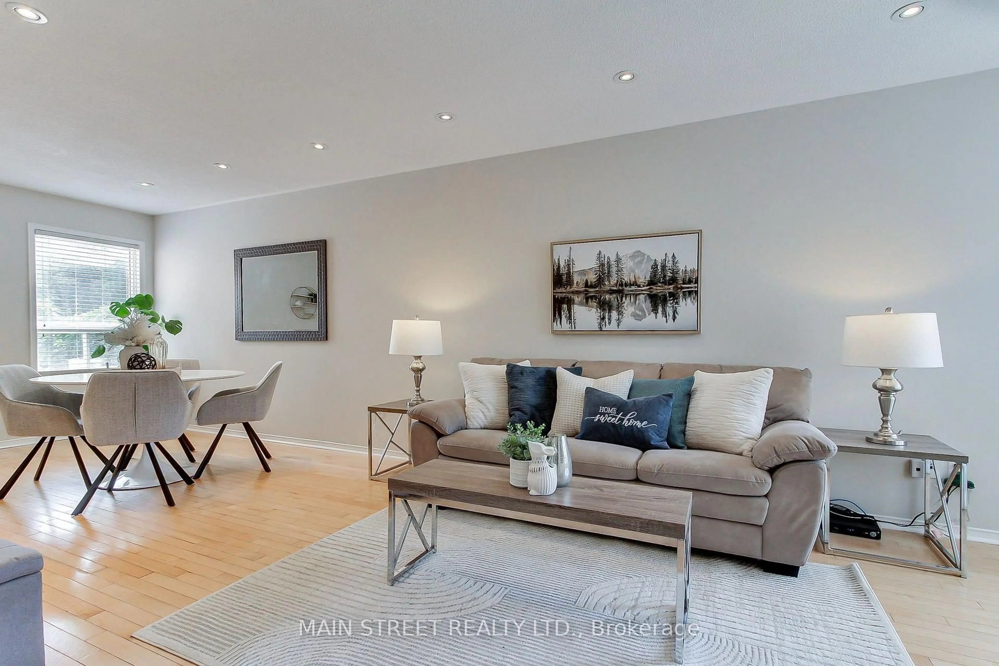Living room with furniture, unknown for 70 Dunsmore Cres, Richmond Hill Ontario L4C 0C5