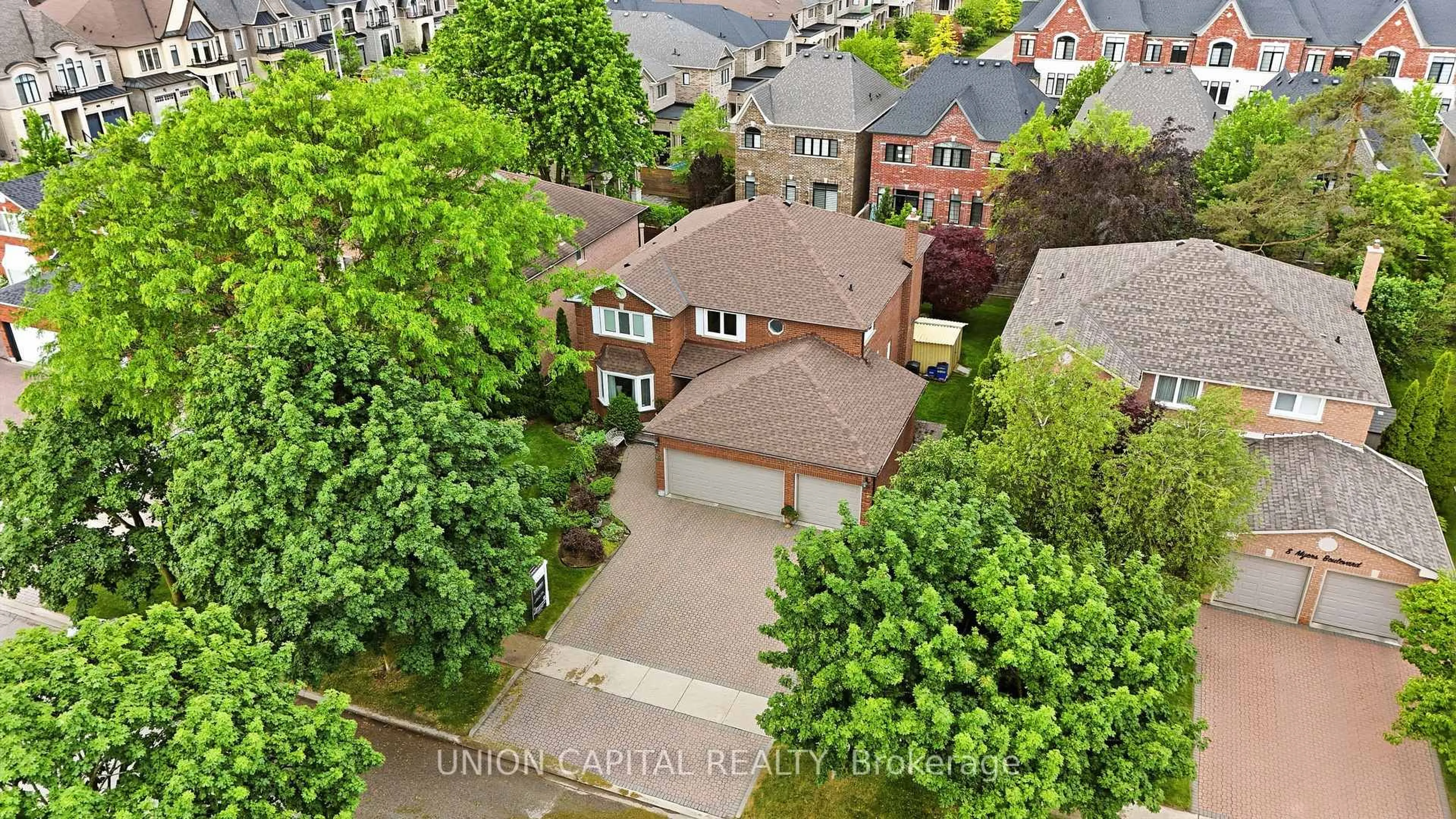 A pic from outside/outdoor area/front of a property/back of a property/a pic from drone, street for 10 Myers Blvd, Richmond Hill Ontario L4C 0C2